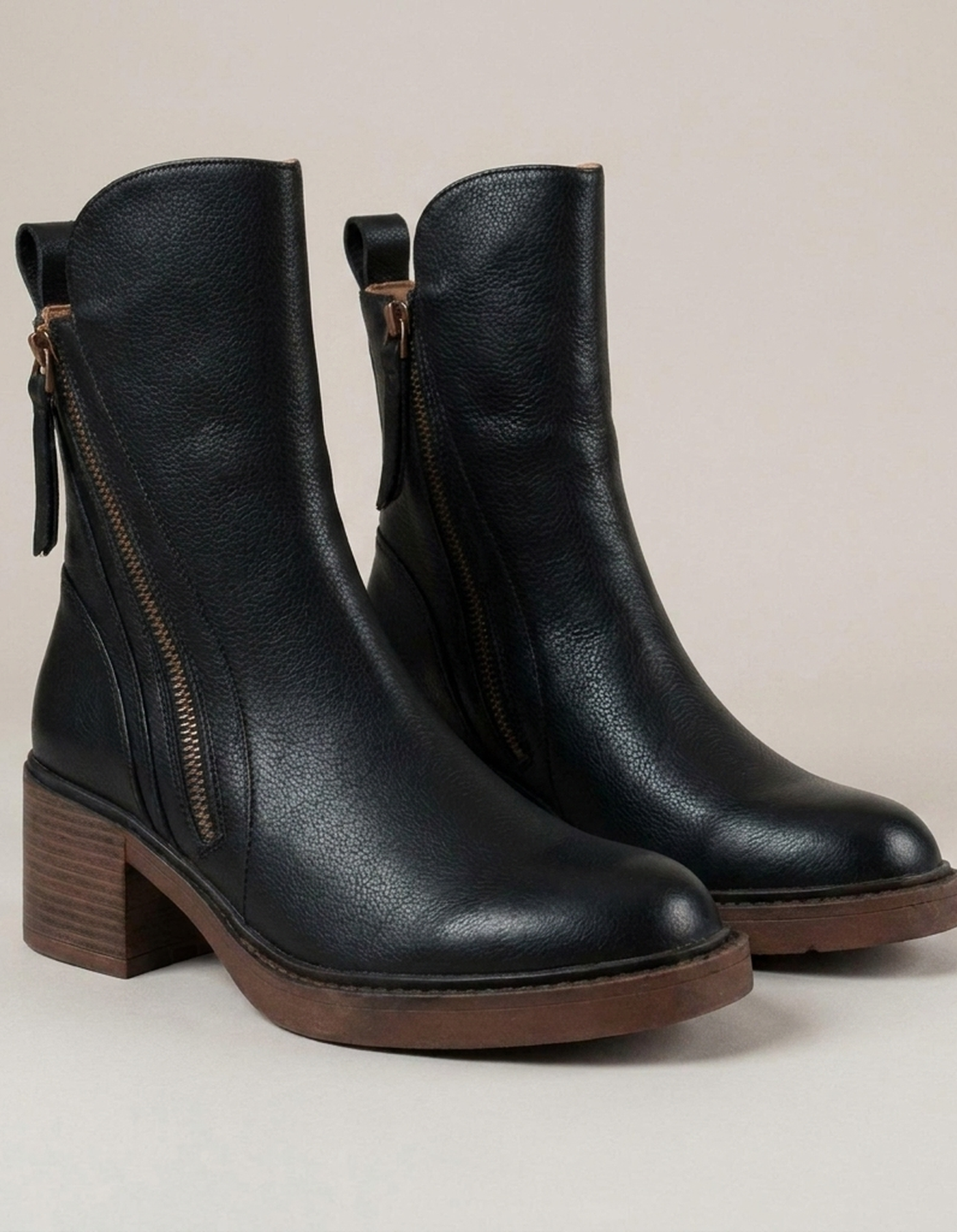PLUXSTYLE::numise::refined-everyday-ankle-boots::closeup-detail