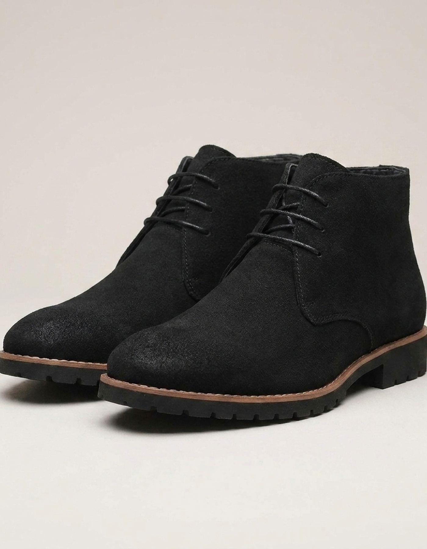 PLUXSTYLE::numise::mens-relaxed-ankle-boots::closeup-detail