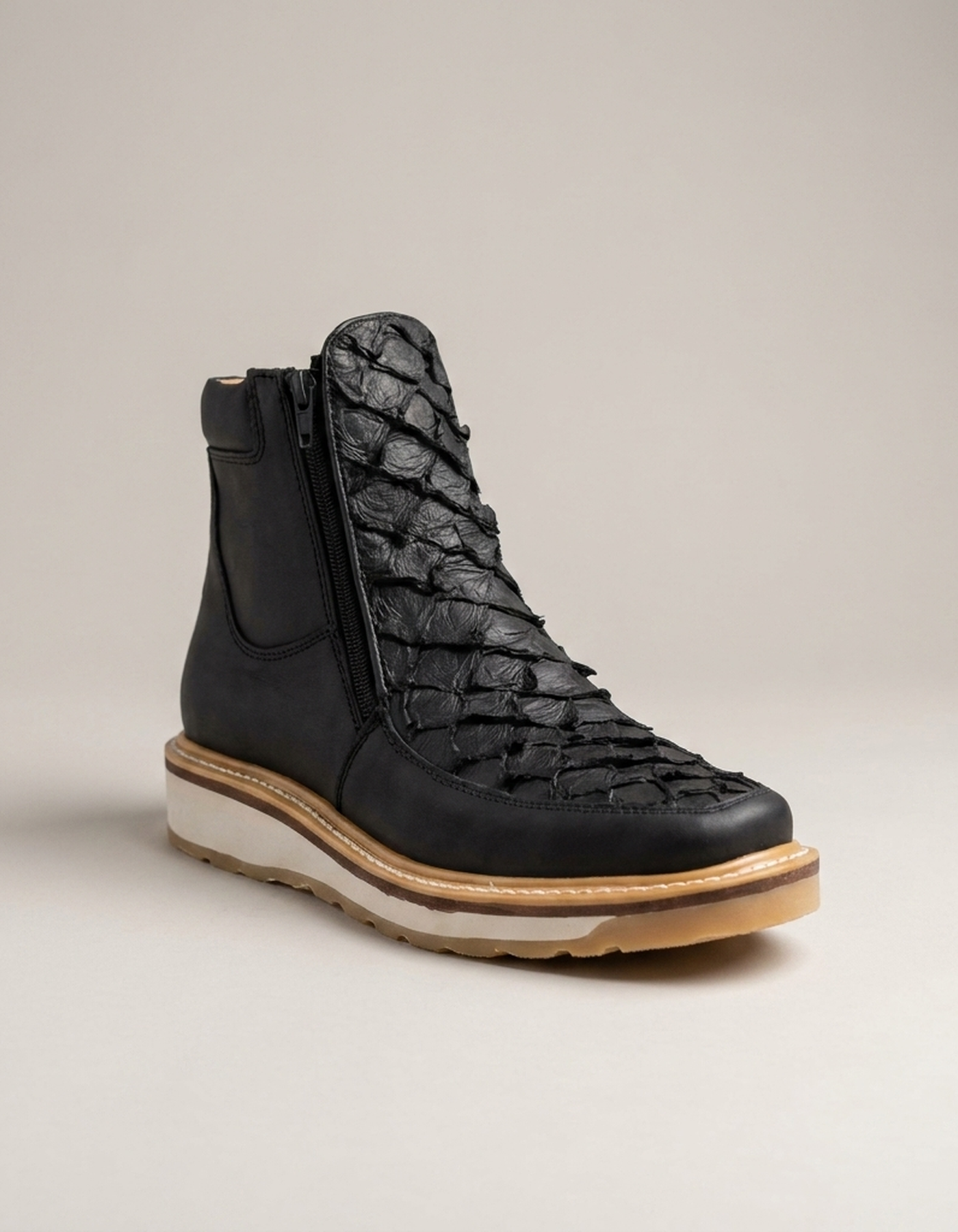 PLUXSTYLE::numise::mens-wide-fit-casual-boots::closeup-hero