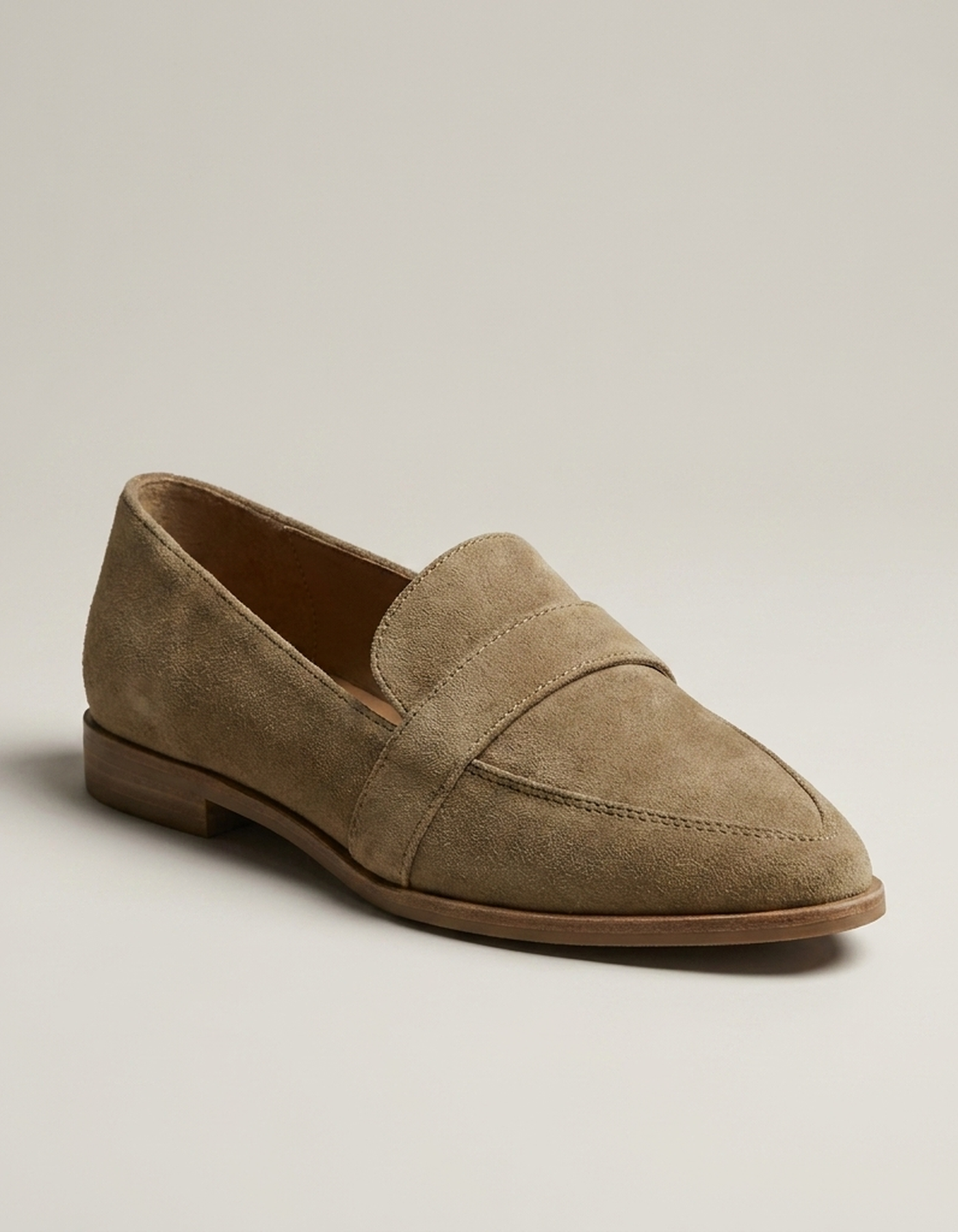 PLUXSTYLE::numise::everyday-comfort-loafers::closeup-hero