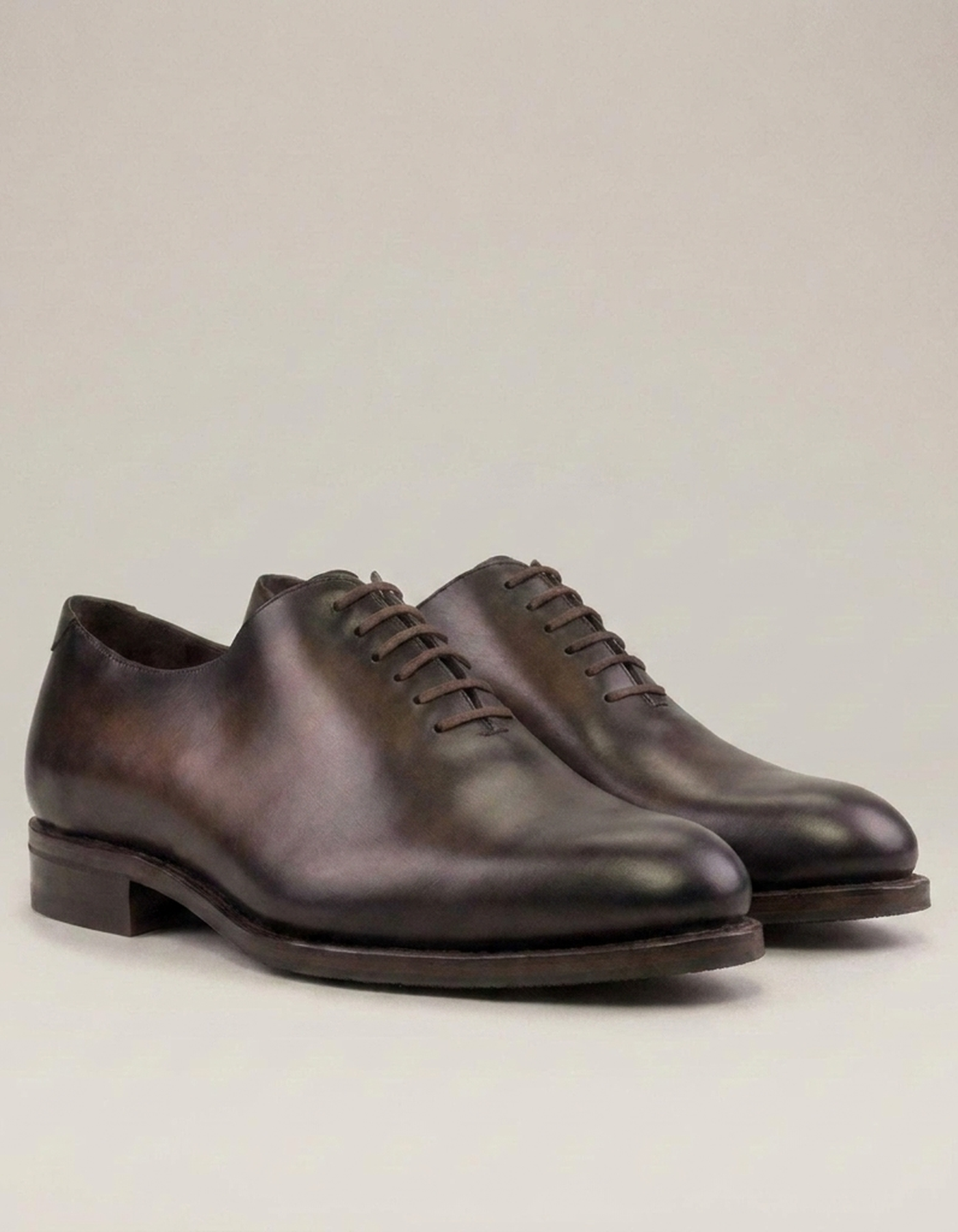 PLUXSTYLE::numise::rich-tone-oxford-shoes::closeup-detail