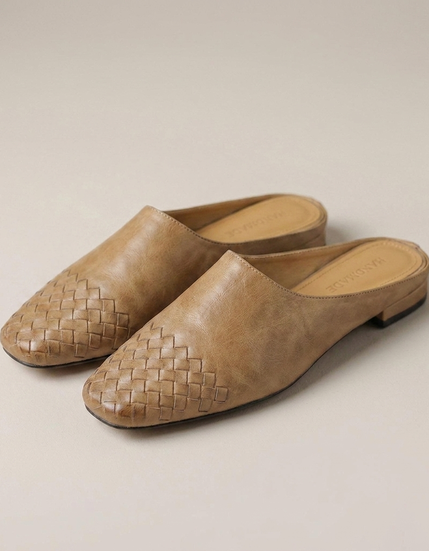 PLUXSTYLE::numise::helma-everyday-mules::closeup-detail
