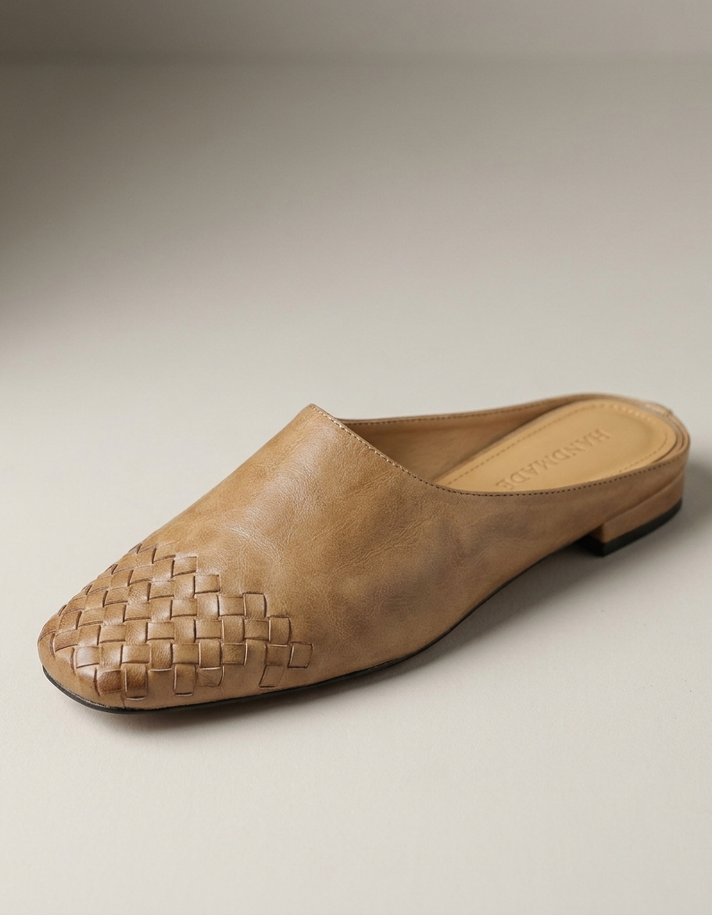 PLUXSTYLE::numise::clara-timeless-mule-footwear::closeup-hero