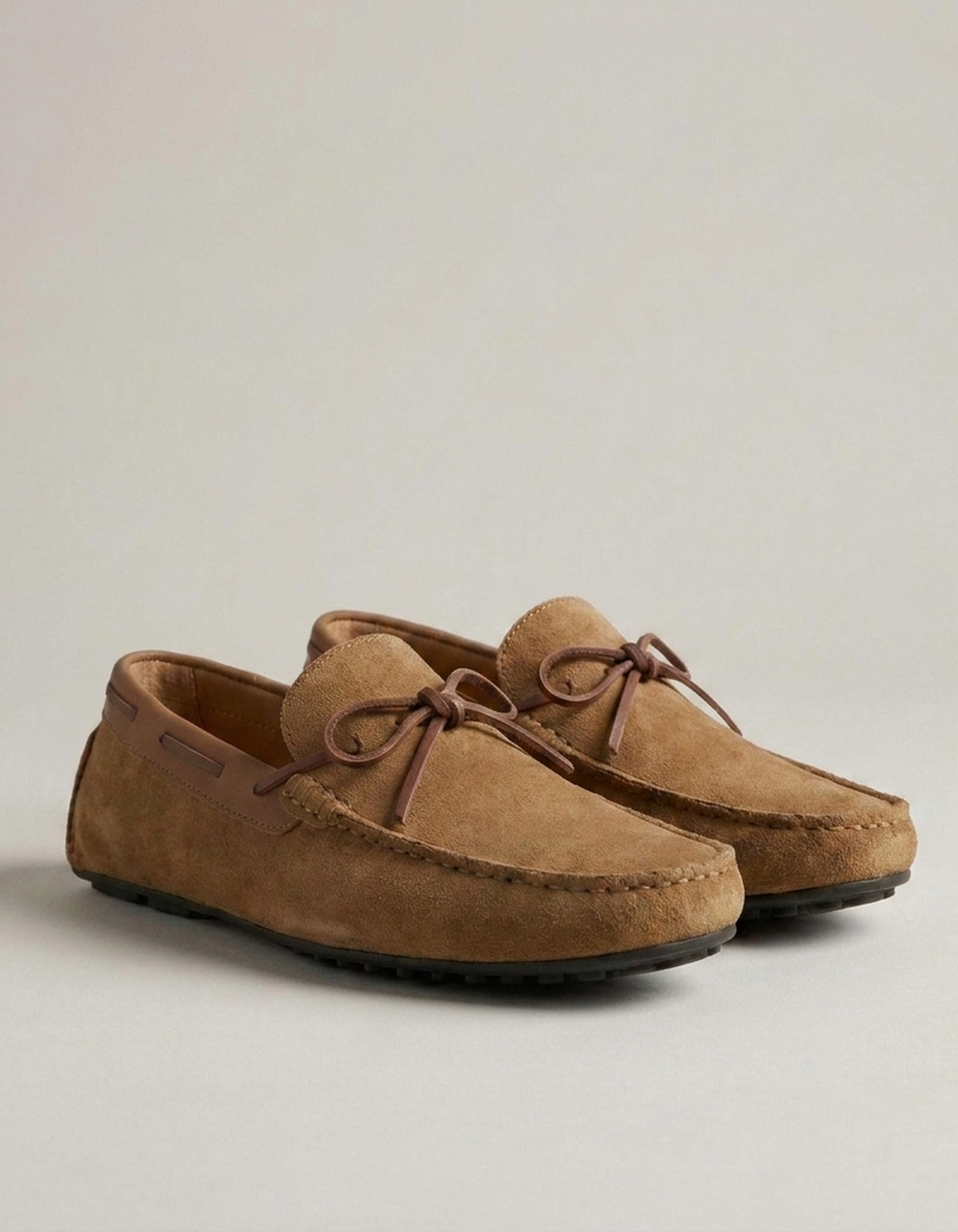 PLUXSTYLE::numise::mens-bow-lace-driving-loafers::closeup-detail