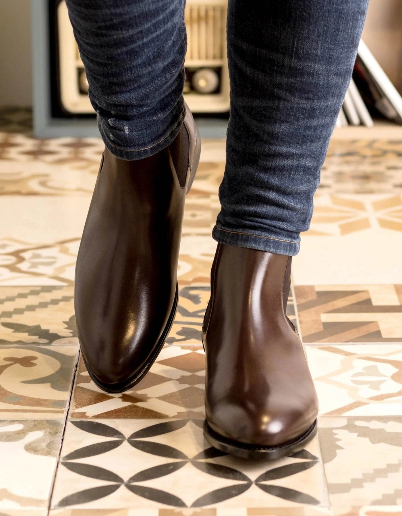 PLUXSTYLE::numise::mens-dark-brown-chelsea-boots-1::lifestyle-keep-1