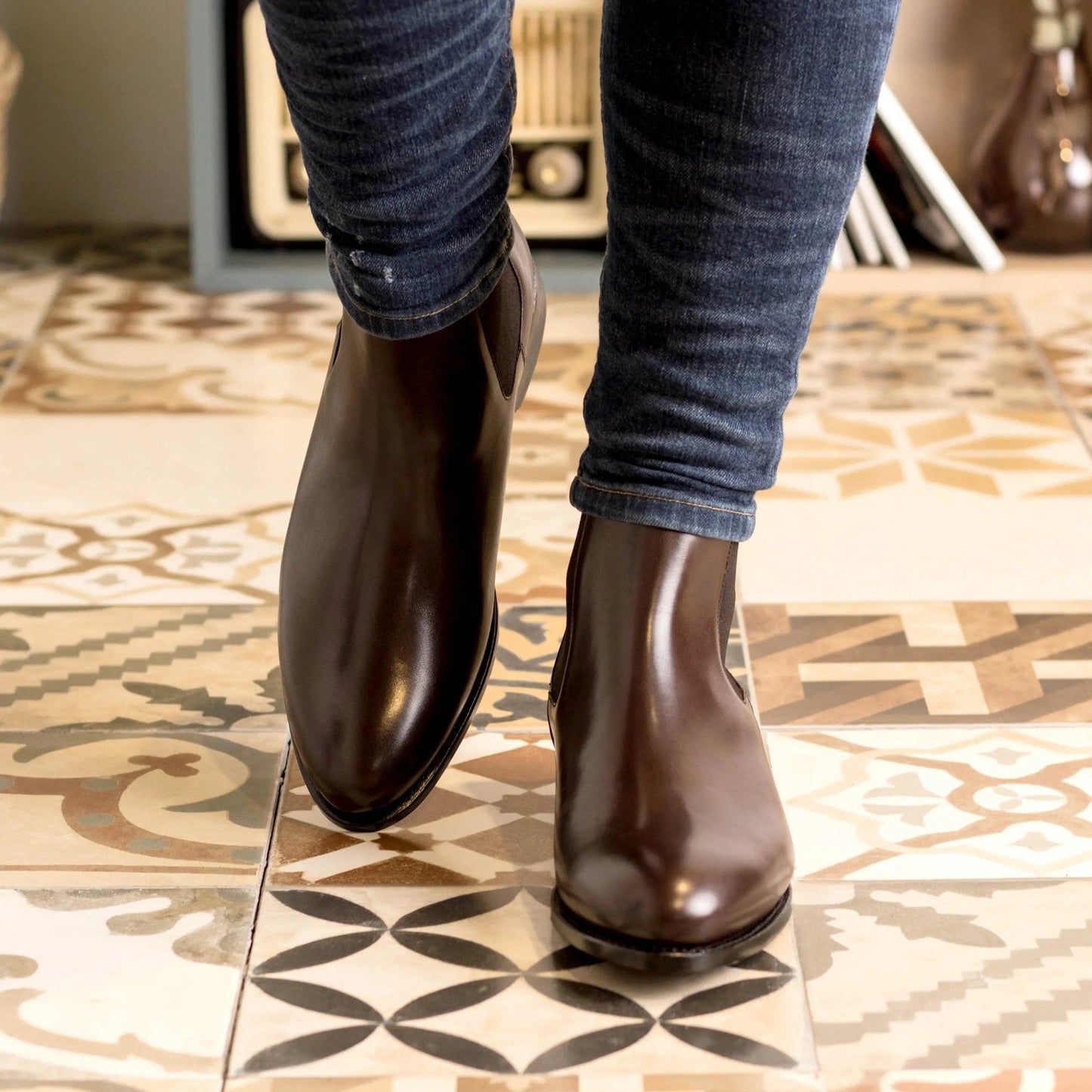 PLUXSTYLE::numise::mens-dark-brown-chelsea-boots-1::lifestyle-keep-1