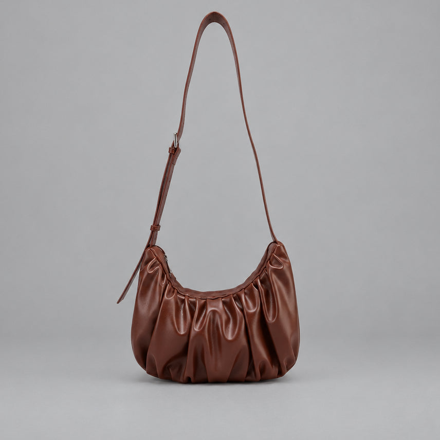 Markante Umhängetasche in Croissant-Form