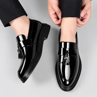 Schwarze Loafer mit Quasten
