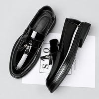 Schwarze Loafer mit Quasten