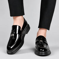 Schwarze Loafer mit Quasten