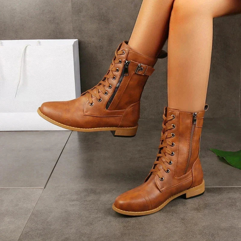 Schnürstiefeletten im Combat-Stil