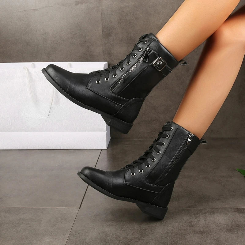 Schnürstiefeletten im Combat-Stil
