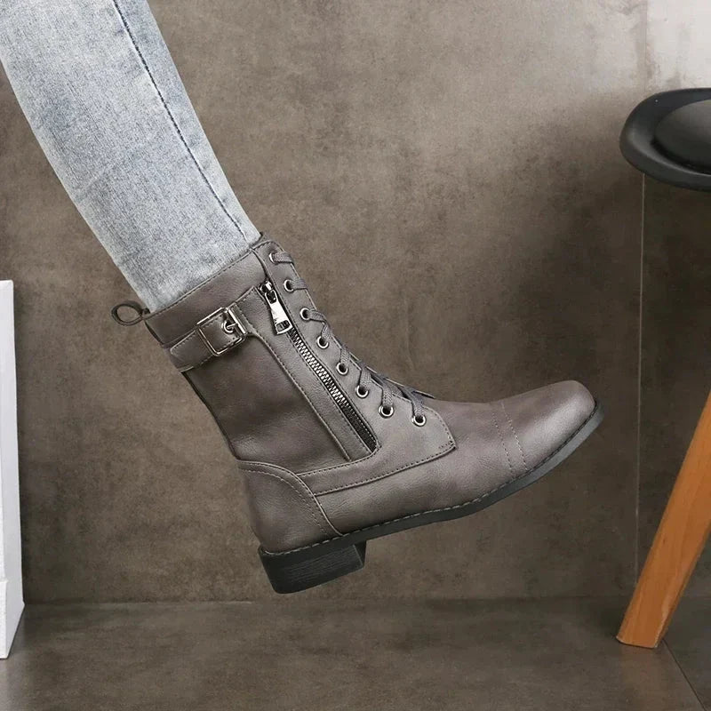 Schnürstiefeletten im Combat-Stil