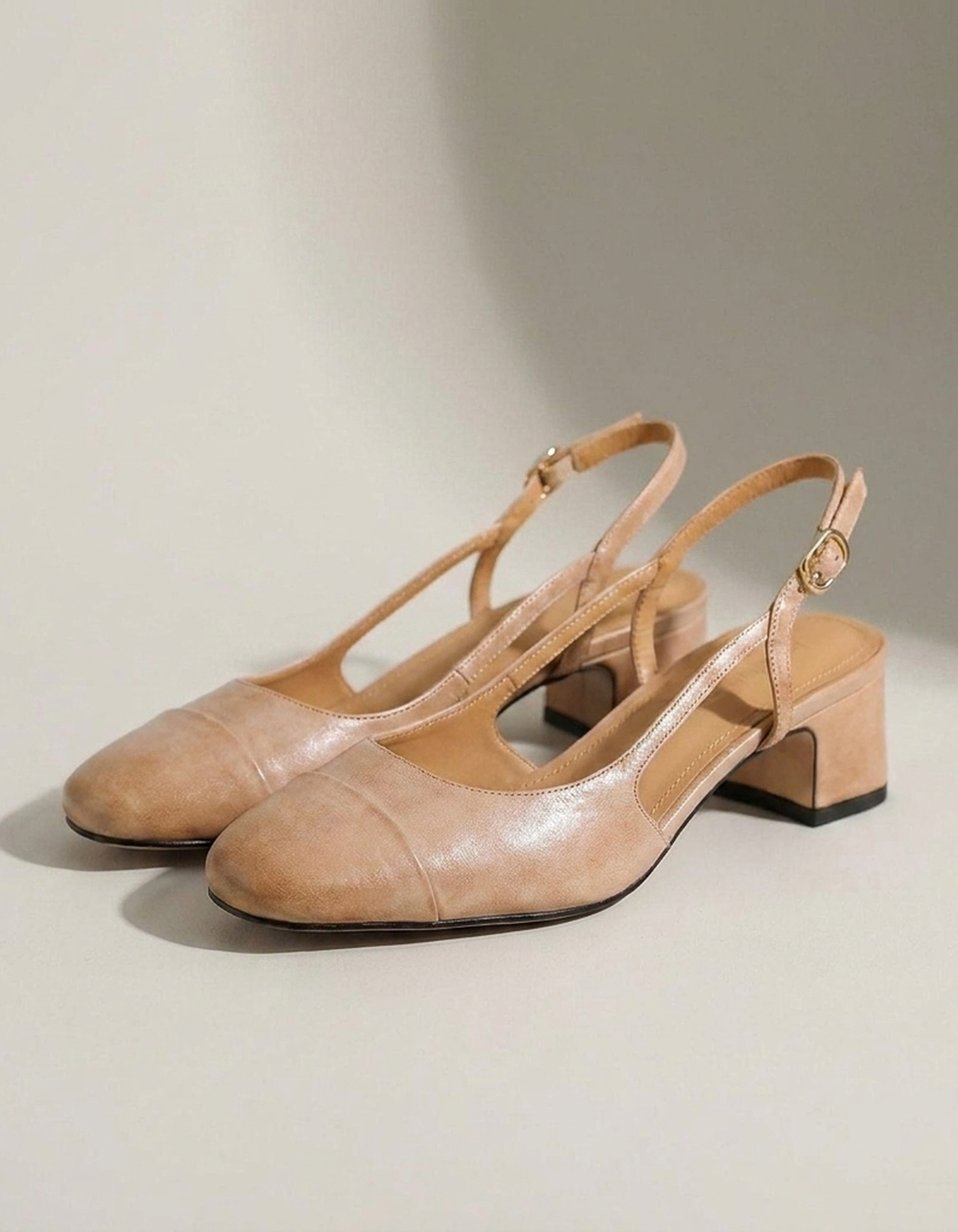 PLUXSTYLE::numise::amelie-block-heel-slingback-pumps::closeup-detail