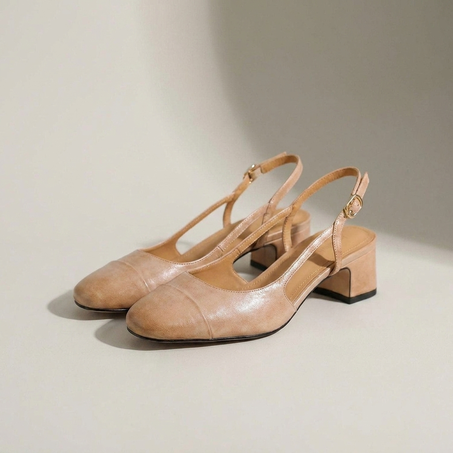 PLUXSTYLE::numise::amelie-block-heel-slingback-pumps::closeup-detail