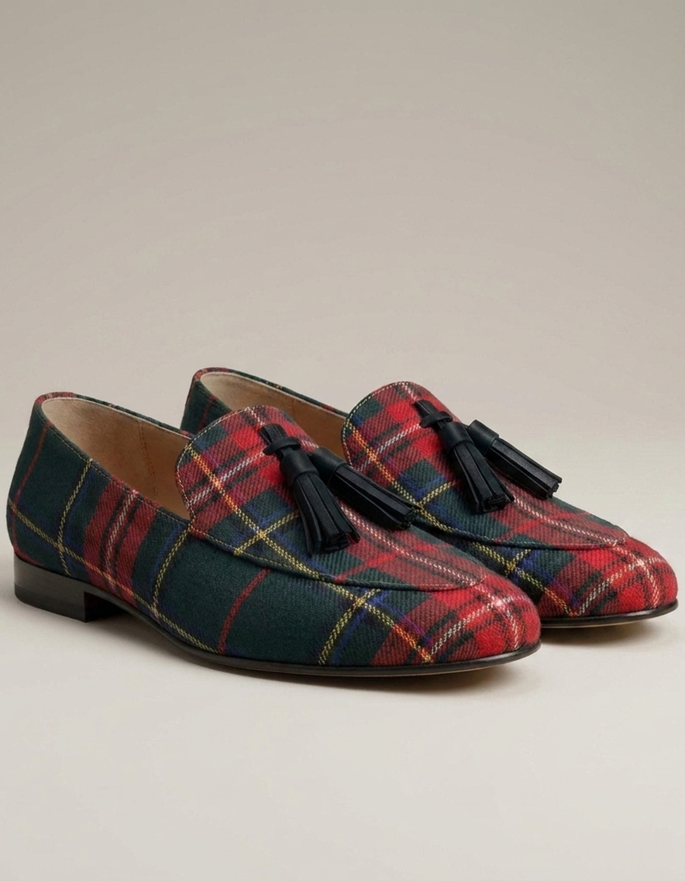 PLUXSTYLE::numise::tartan-fringe-loafers::closeup-detail