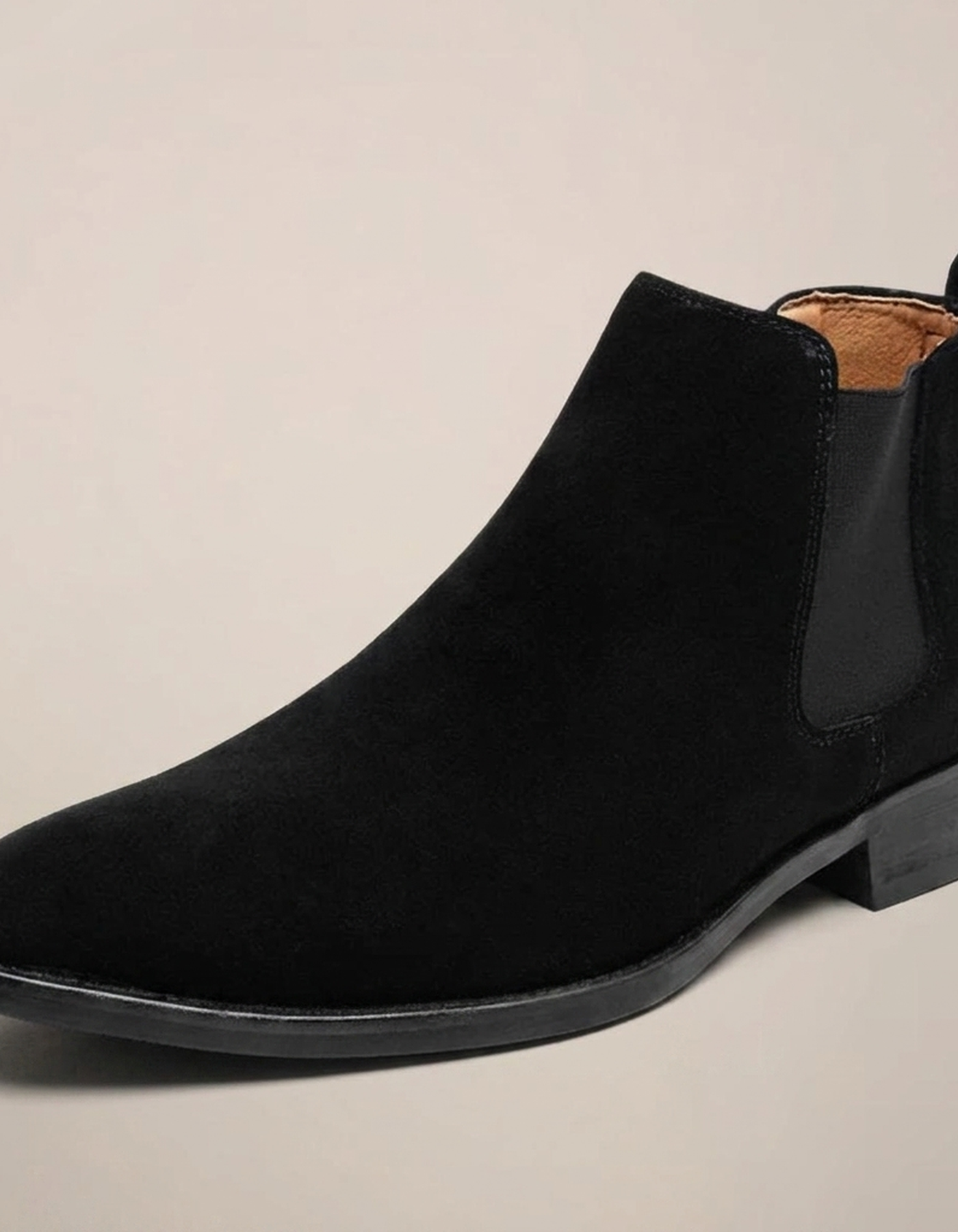 PLUXSTYLE::numise::mens-everyday-chelsea-boots::closeup-hero