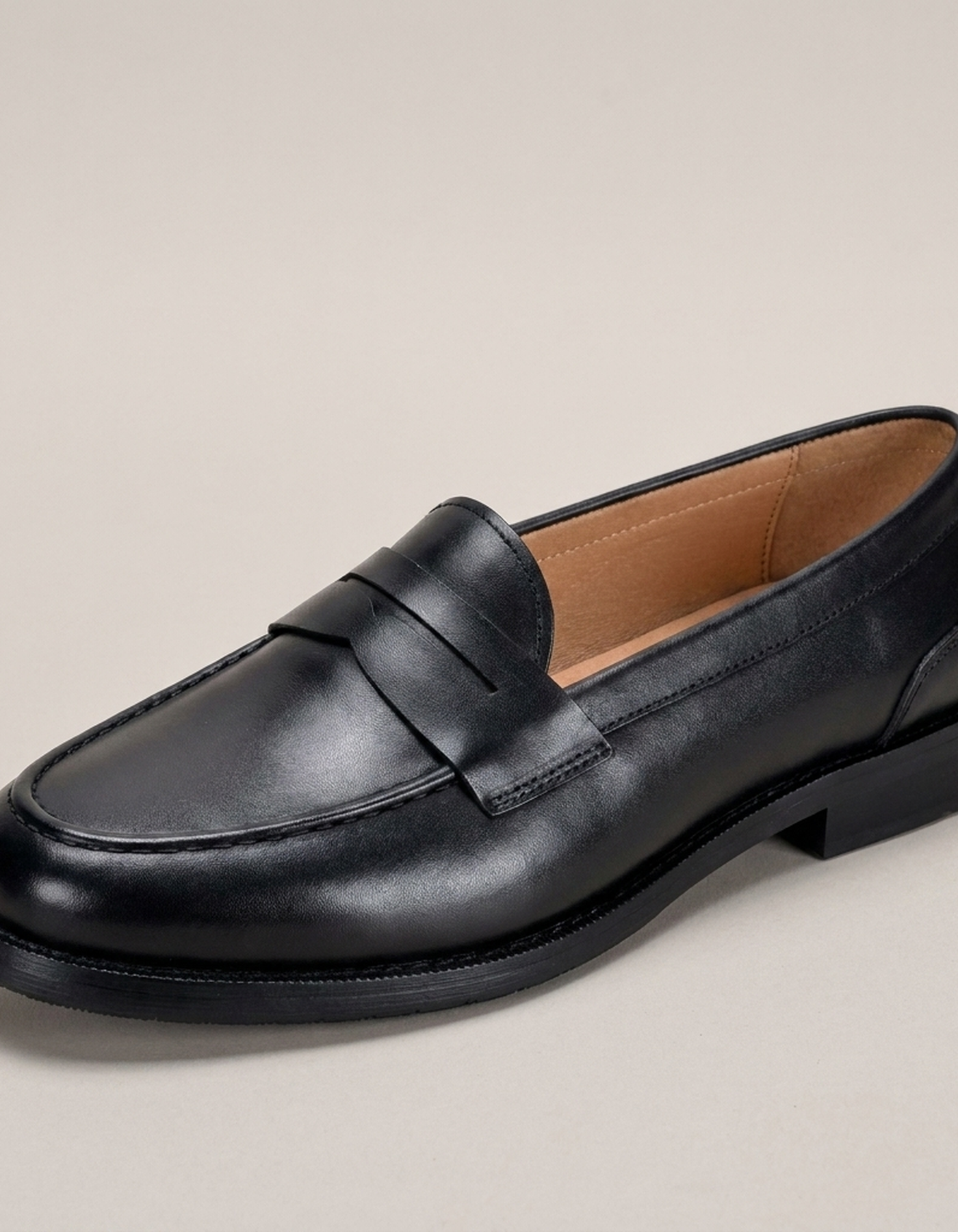 PLUXSTYLE::numise::mens-ribbed-sole-penny-loafers::closeup-hero