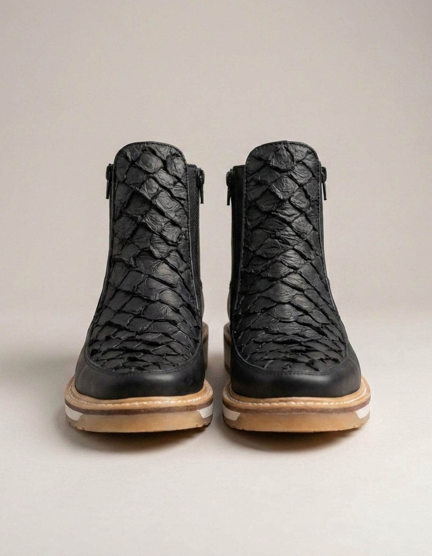 PLUXSTYLE::numise::mens-wide-fit-casual-boots::closeup-detail