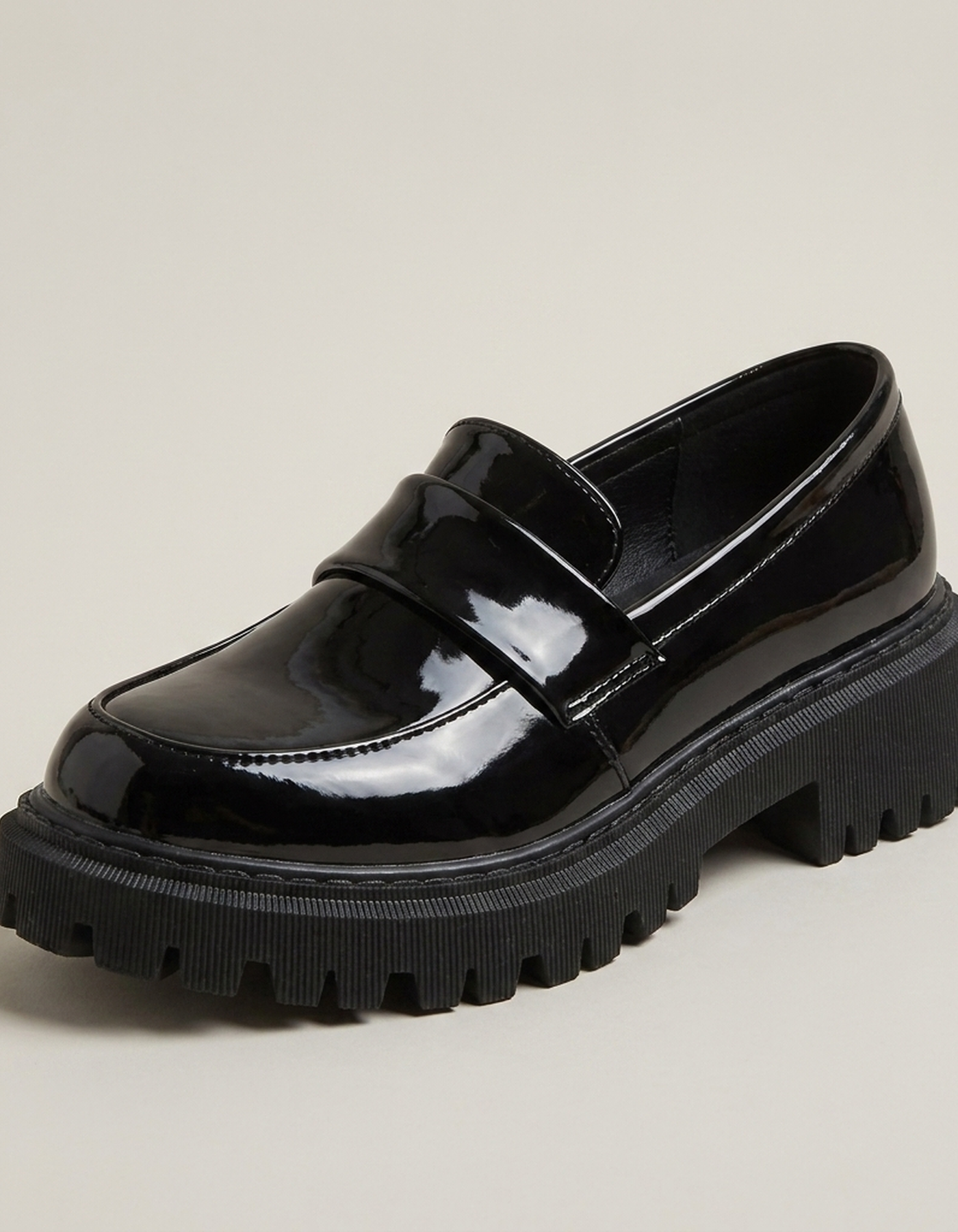 PLUXSTYLE::numise::womens-cushioned-platform-loafers::closeup-hero