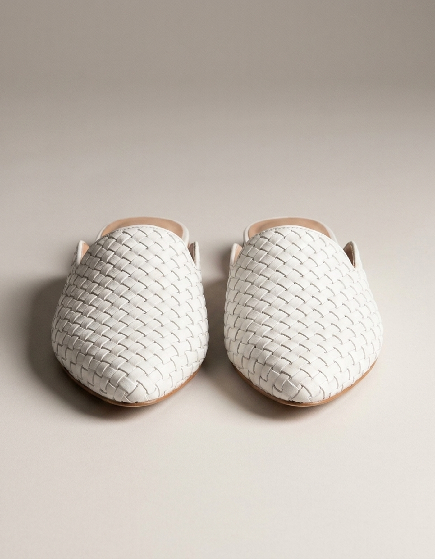 PLUXSTYLE::numise::womens-pointed-toe-woven-mules::pack-white