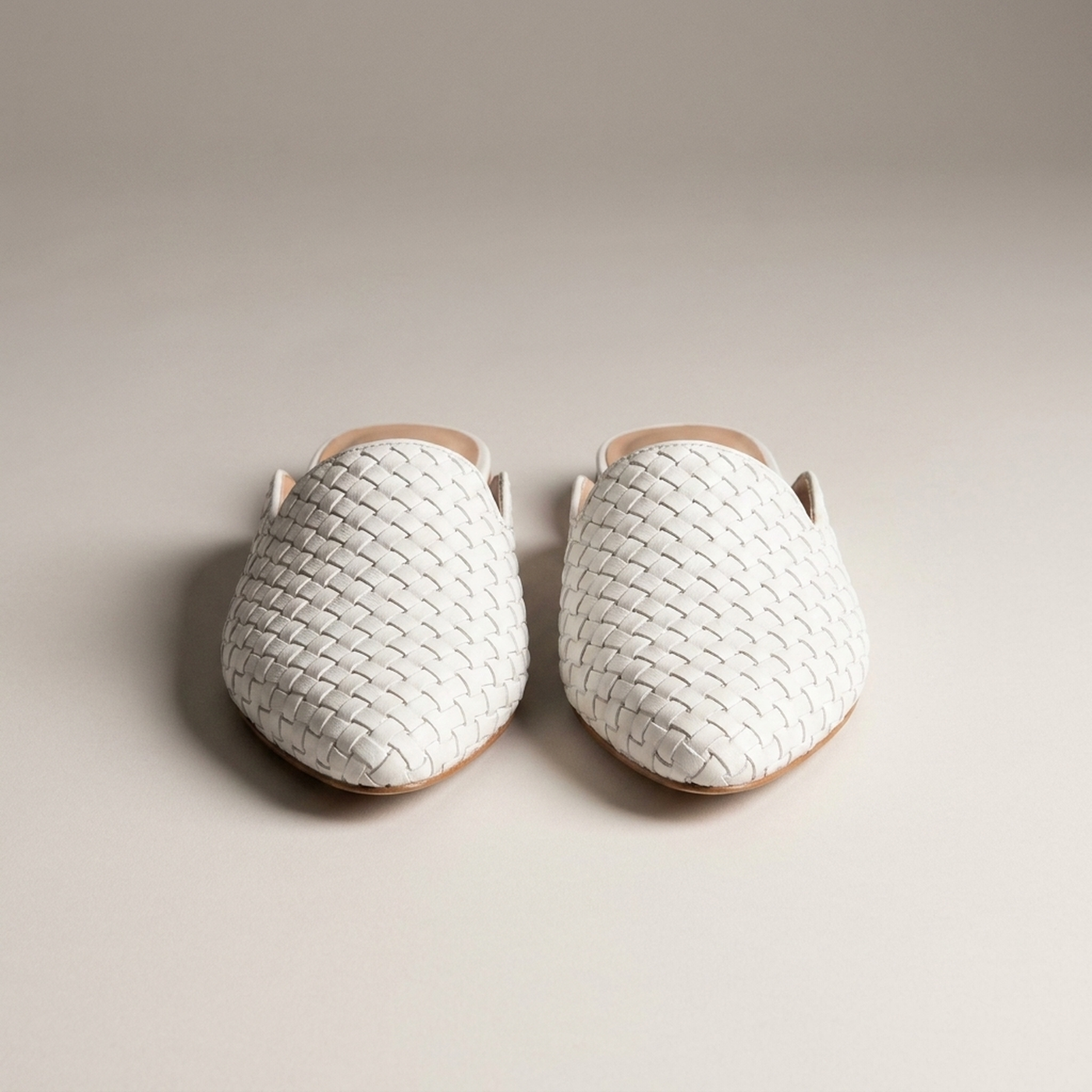 PLUXSTYLE::numise::womens-pointed-toe-woven-mules::pack-white