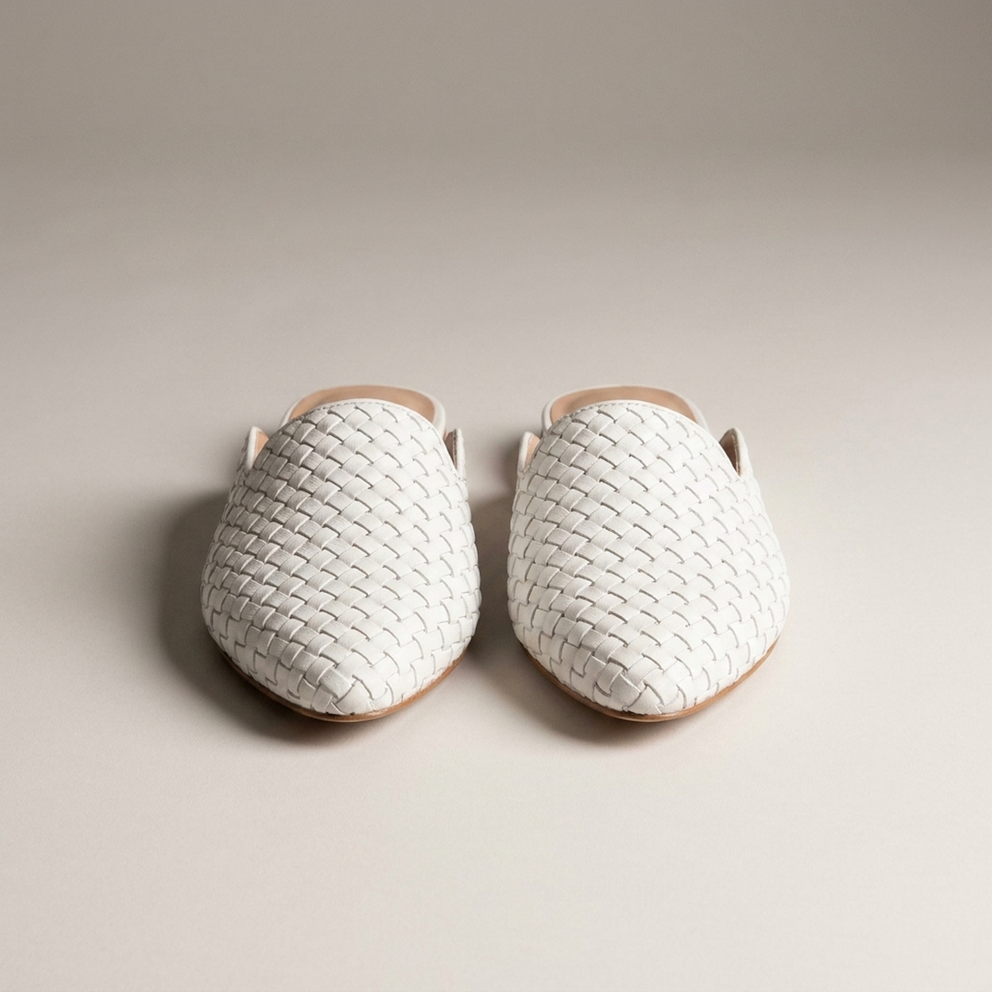 PLUXSTYLE::numise::womens-pointed-toe-woven-mules::pack-white