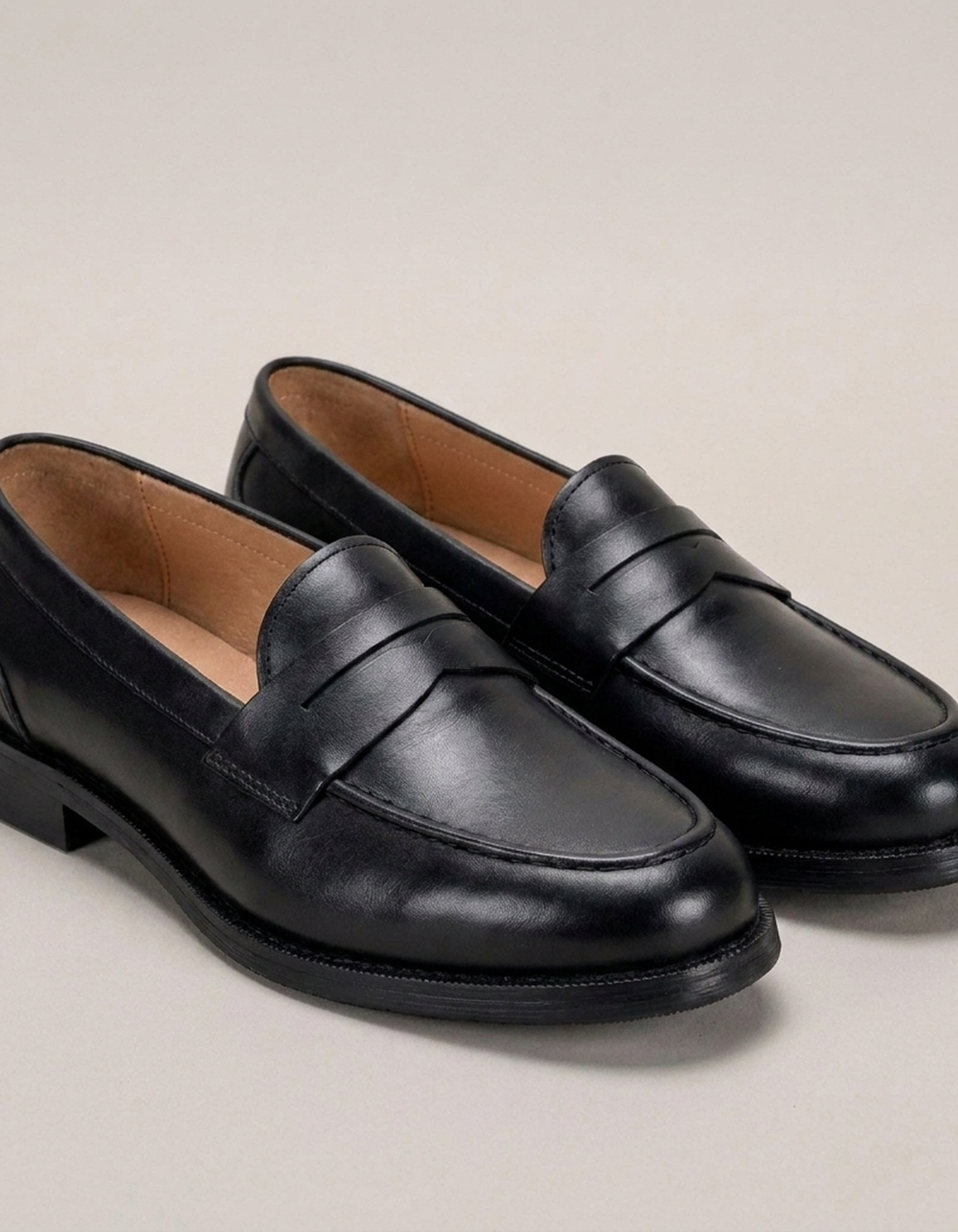 PLUXSTYLE::numise::mens-ribbed-sole-penny-loafers::closeup-detail