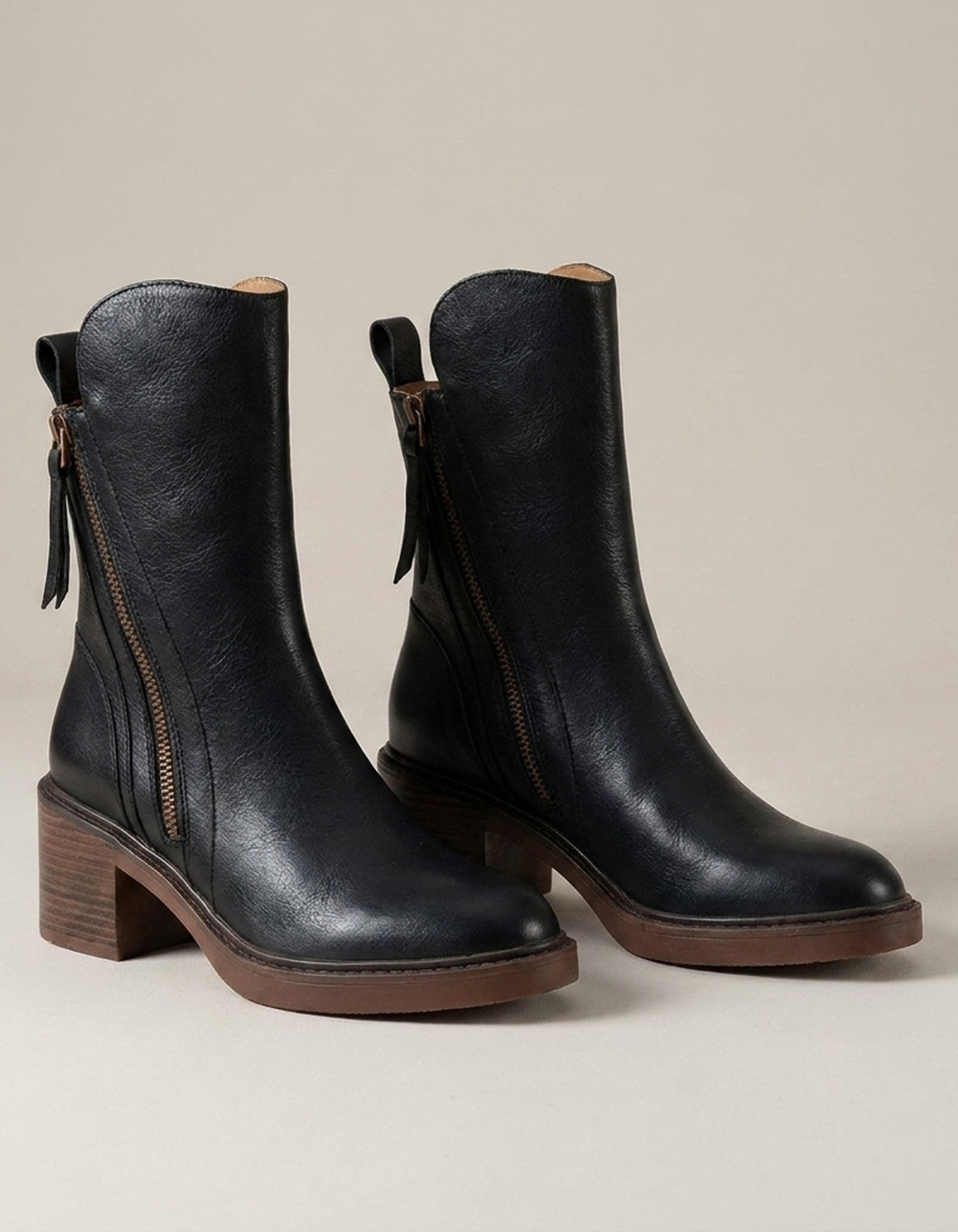 PLUXSTYLE::numise::alina-timeless-ankle-boots::closeup-detail