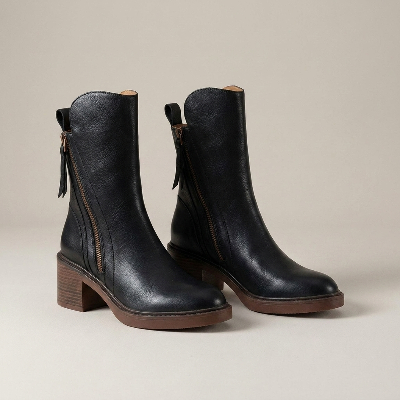 PLUXSTYLE::numise::alina-timeless-ankle-boots::closeup-detail