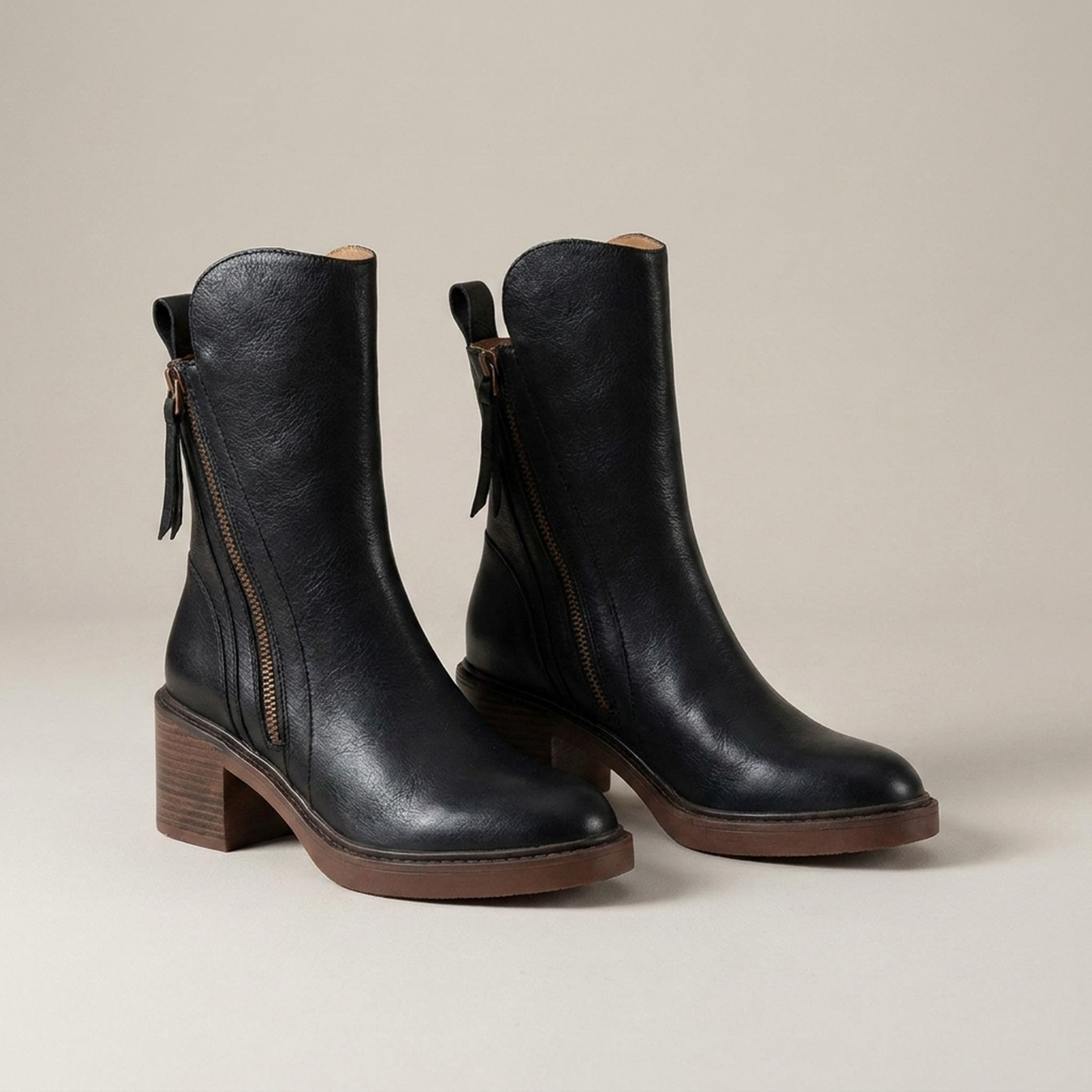 PLUXSTYLE::numise::alina-timeless-ankle-boots::closeup-detail