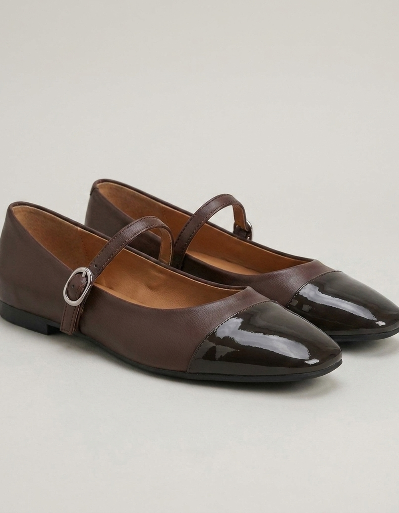 PLUXSTYLE::numise::buckle-strap-mary-jane-footwear::closeup-detail
