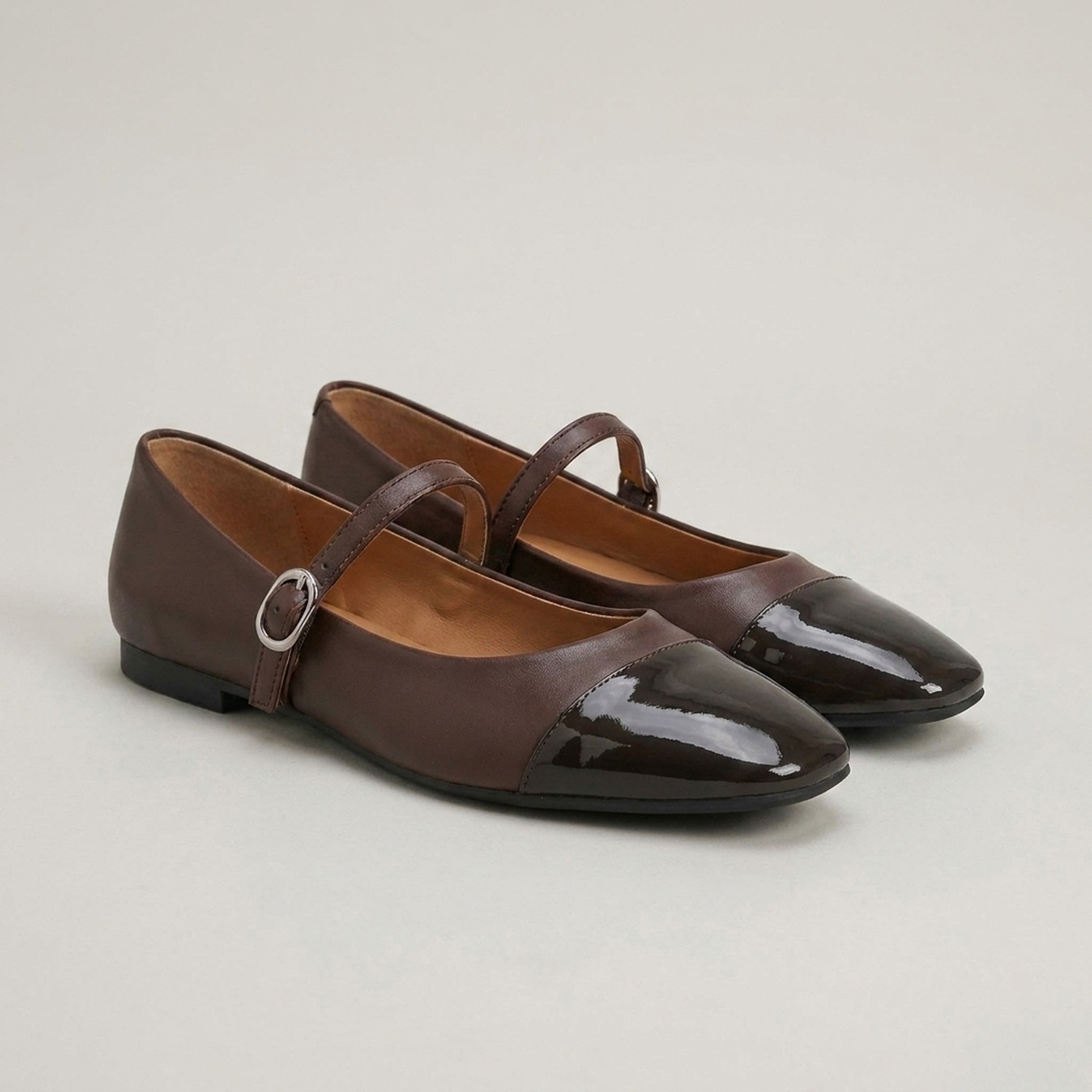 PLUXSTYLE::numise::buckle-strap-mary-jane-footwear::closeup-detail