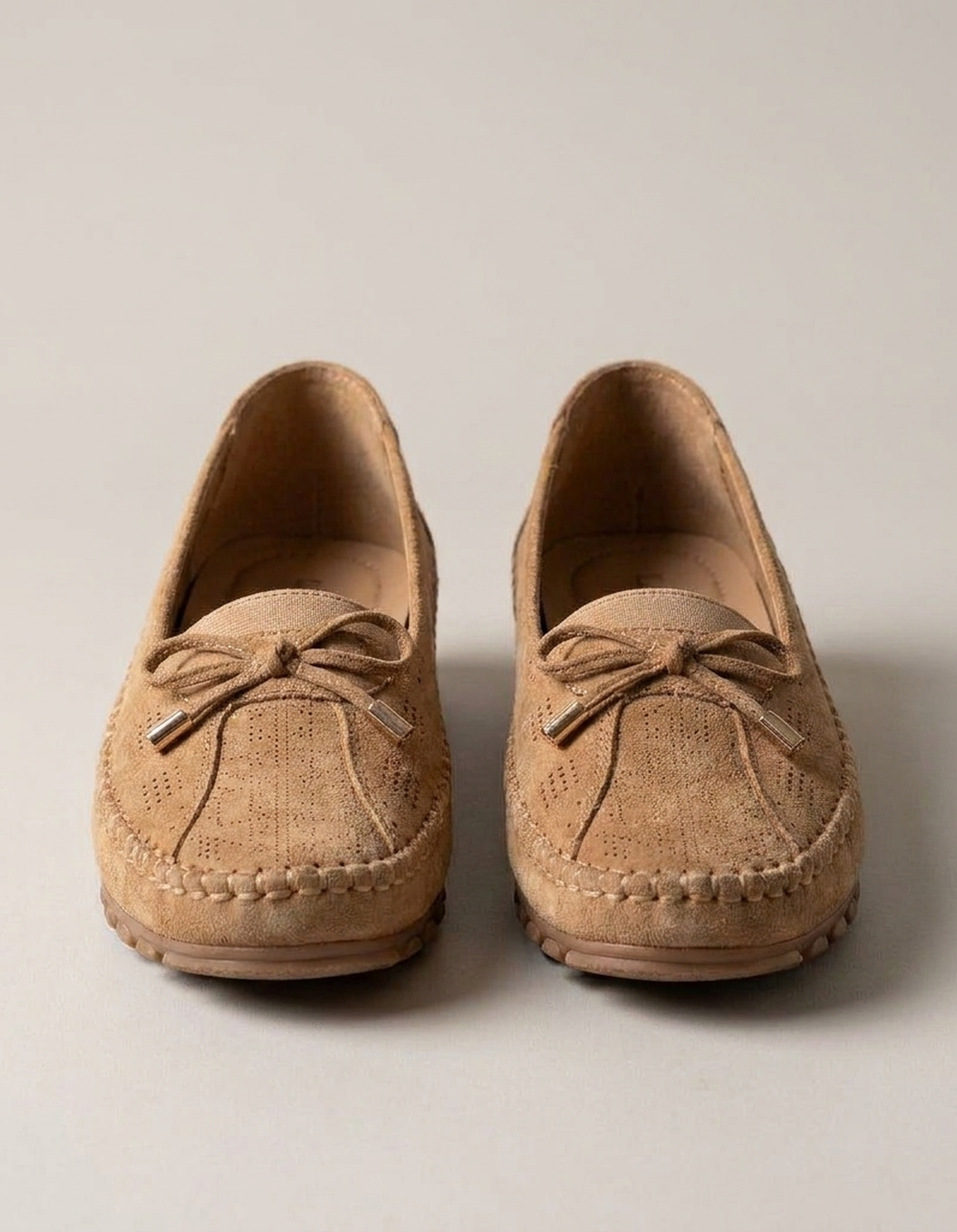 PLUXSTYLE::numise::agnes-perforated-comfort-loafers::pack-camel