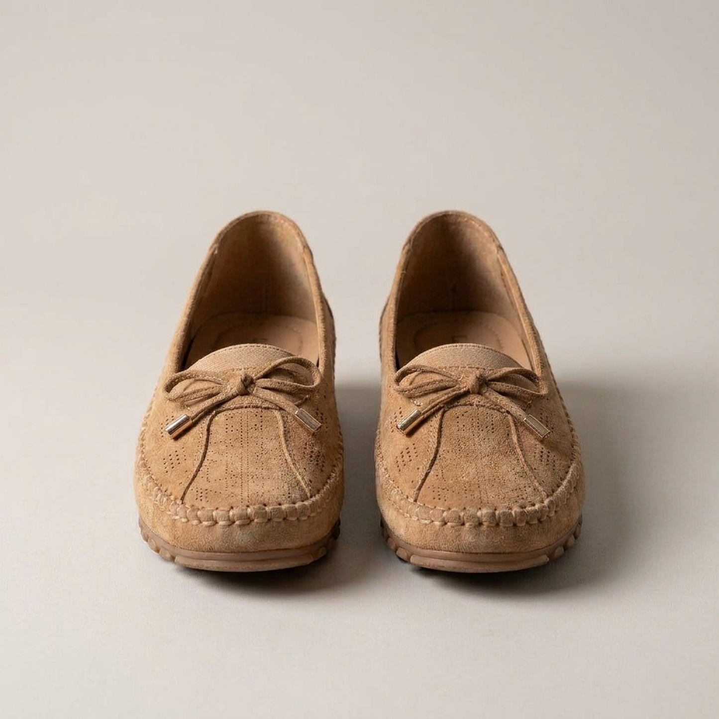 PLUXSTYLE::numise::agnes-perforated-comfort-loafers::pack-camel