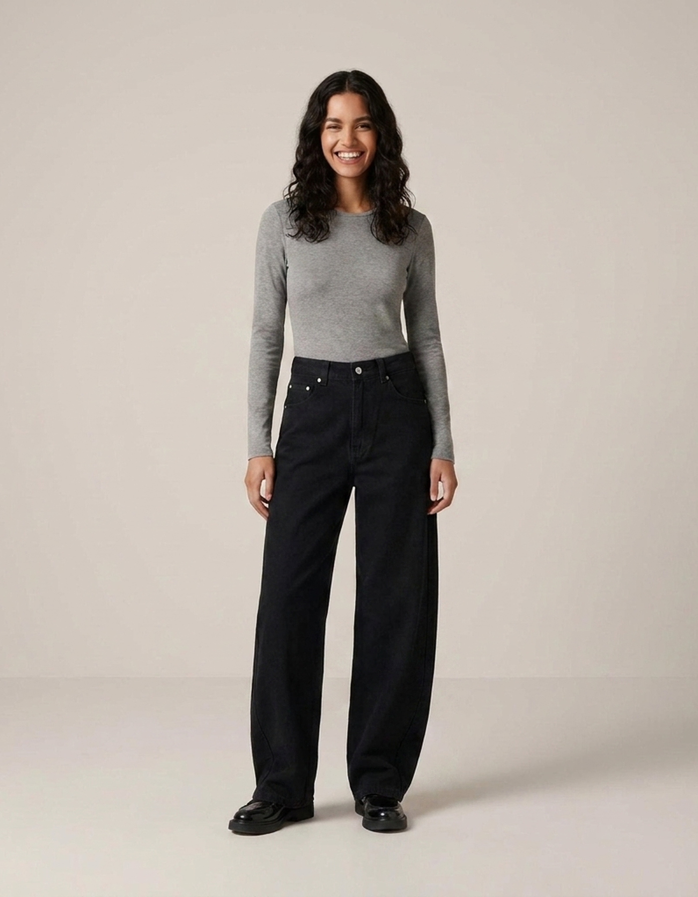 PLUXSTYLE::numise::akari-black-barrel-jeans::front