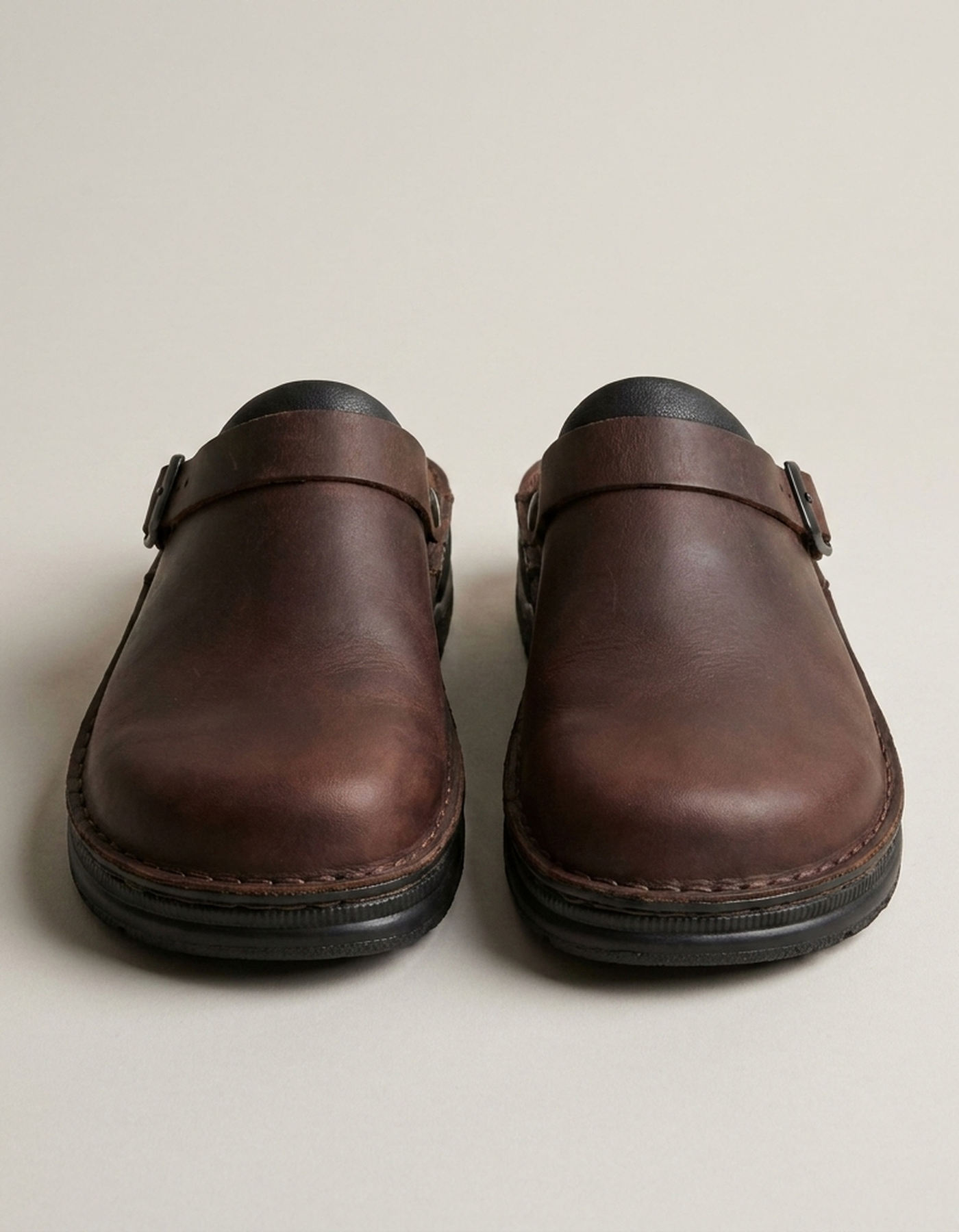 PLUXSTYLE::numise::womens-easy-slip-on-clogs::pack-dark-brown