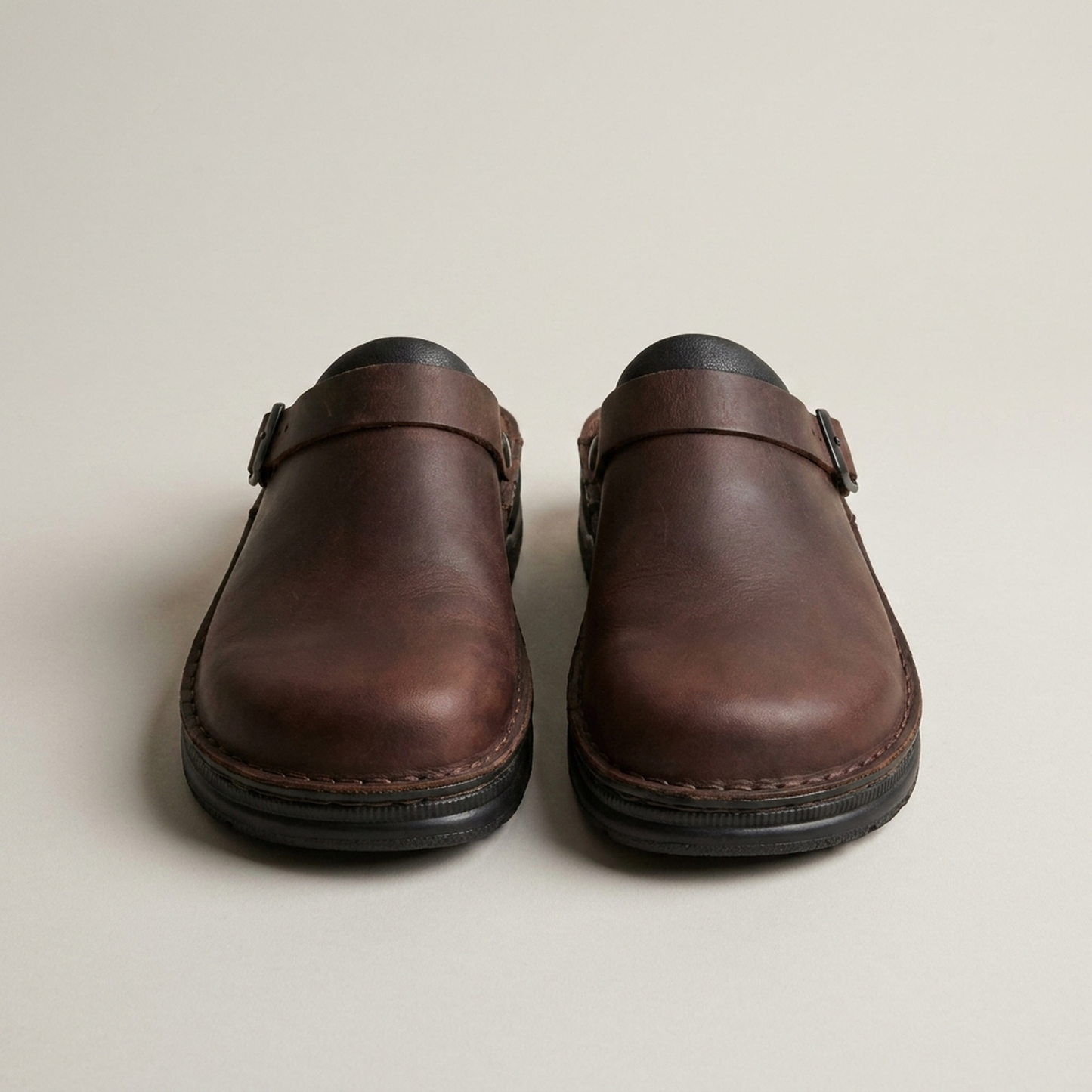 PLUXSTYLE::numise::womens-easy-slip-on-clogs::pack-dark-brown
