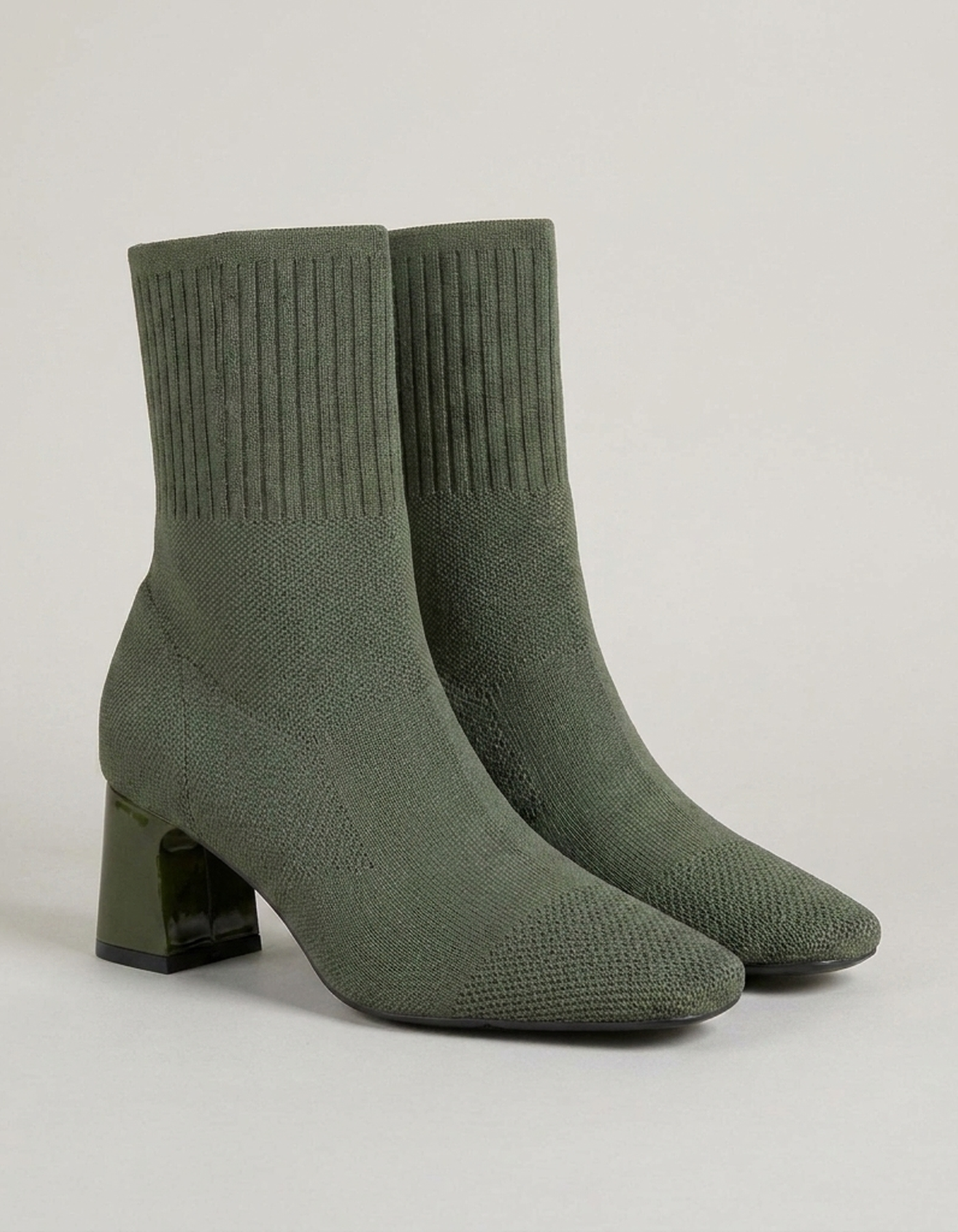PLUXSTYLE::numise::ribbed-collar-ankle-boots::closeup-detail