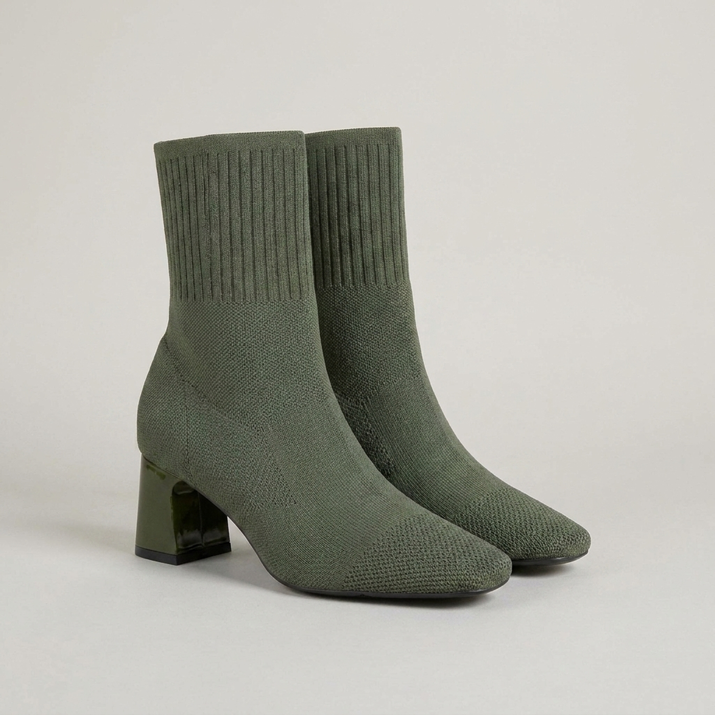 PLUXSTYLE::numise::ribbed-collar-ankle-boots::closeup-detail