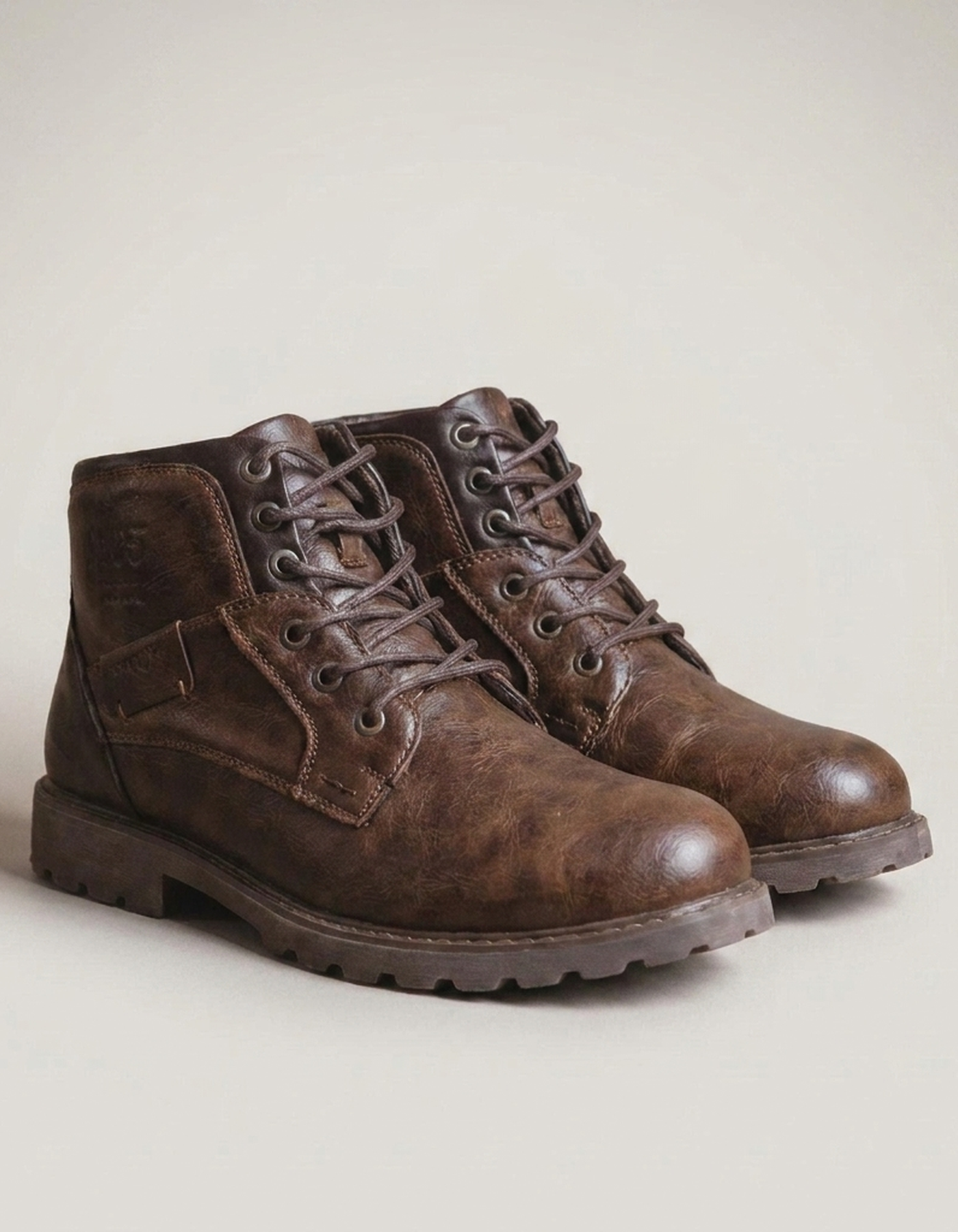 PLUXSTYLE::numise::bayard-vintage-boots::closeup-detail