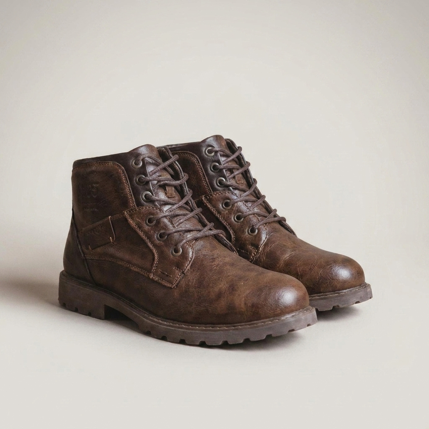 PLUXSTYLE::numise::bayard-vintage-boots::closeup-detail