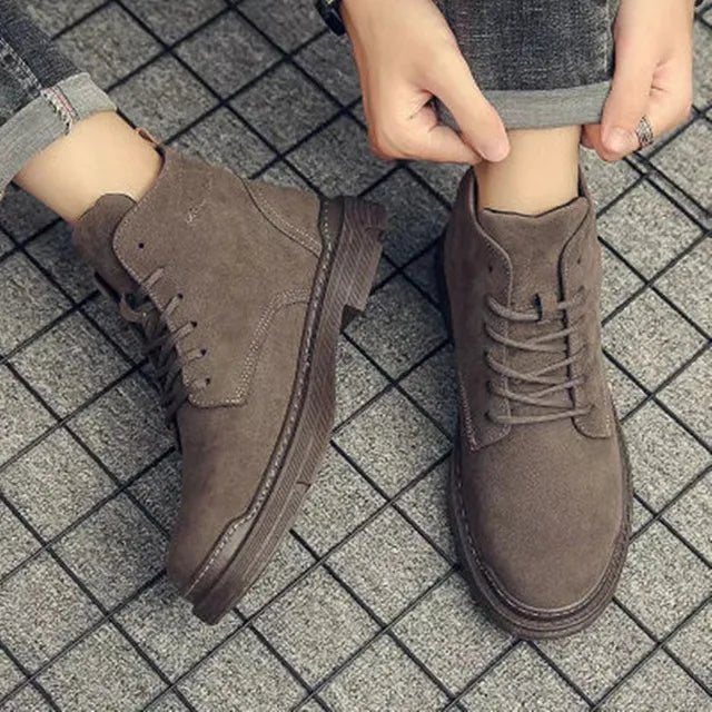 PLUXSTYLE::numise::mens-lace-up-chukka-boots::lifestyle-keep-2
