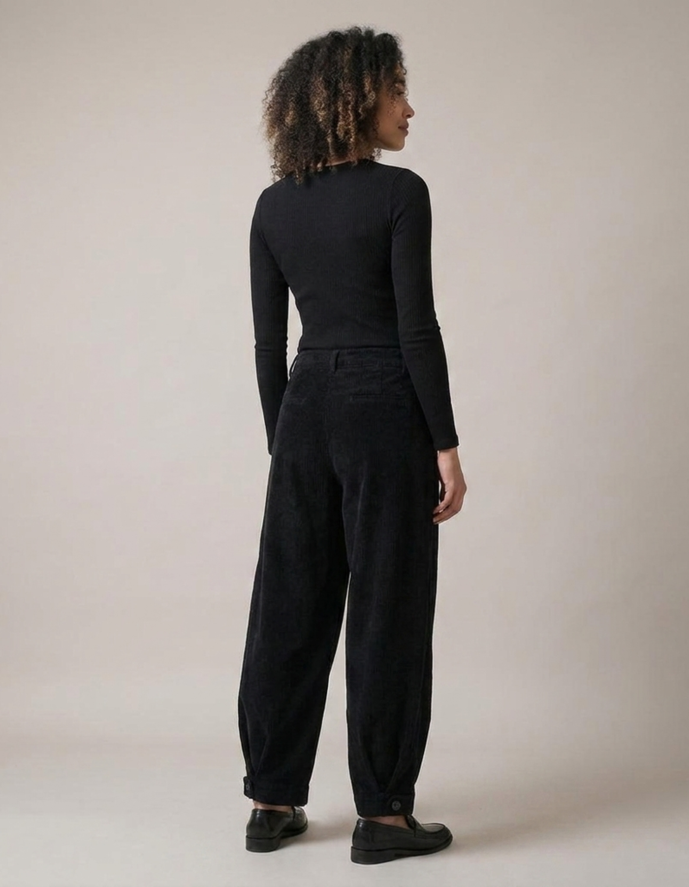 PLUXSTYLE::numise::pleated-barrel-leg-pants::back