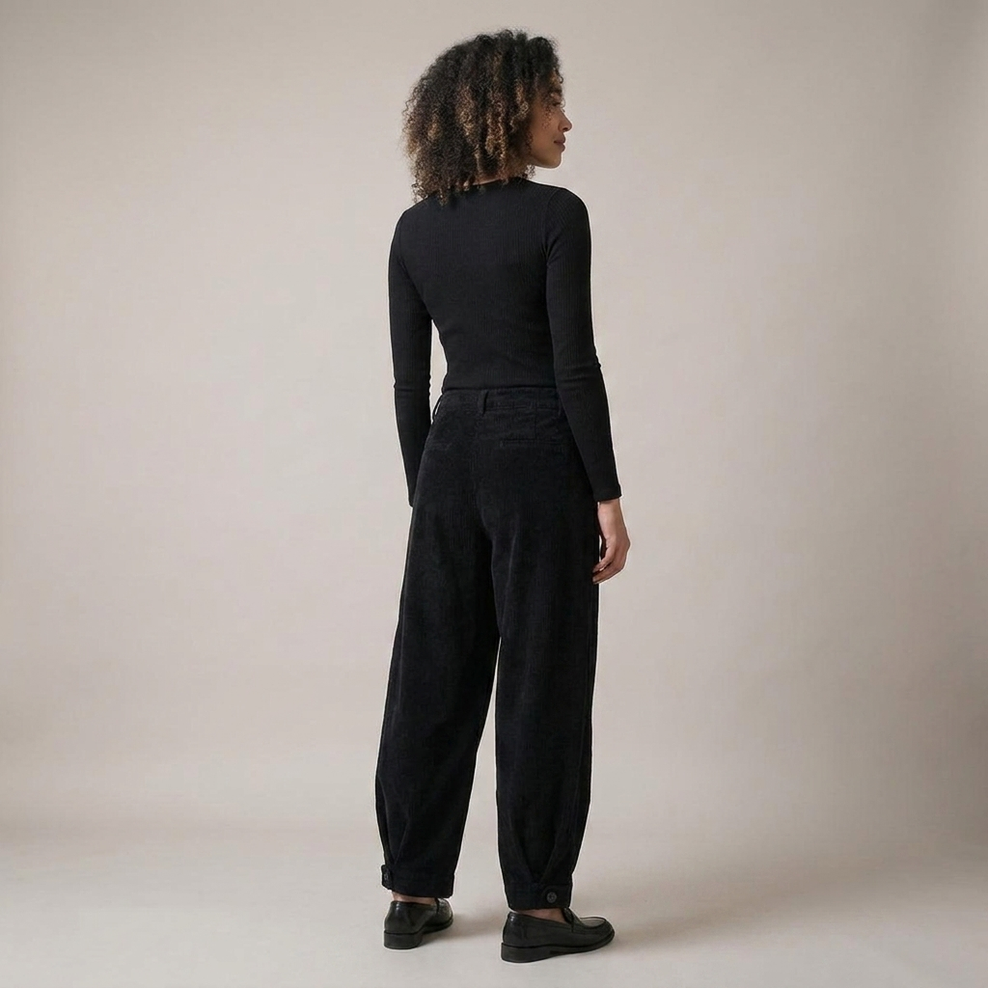 PLUXSTYLE::numise::pleated-barrel-leg-pants::back