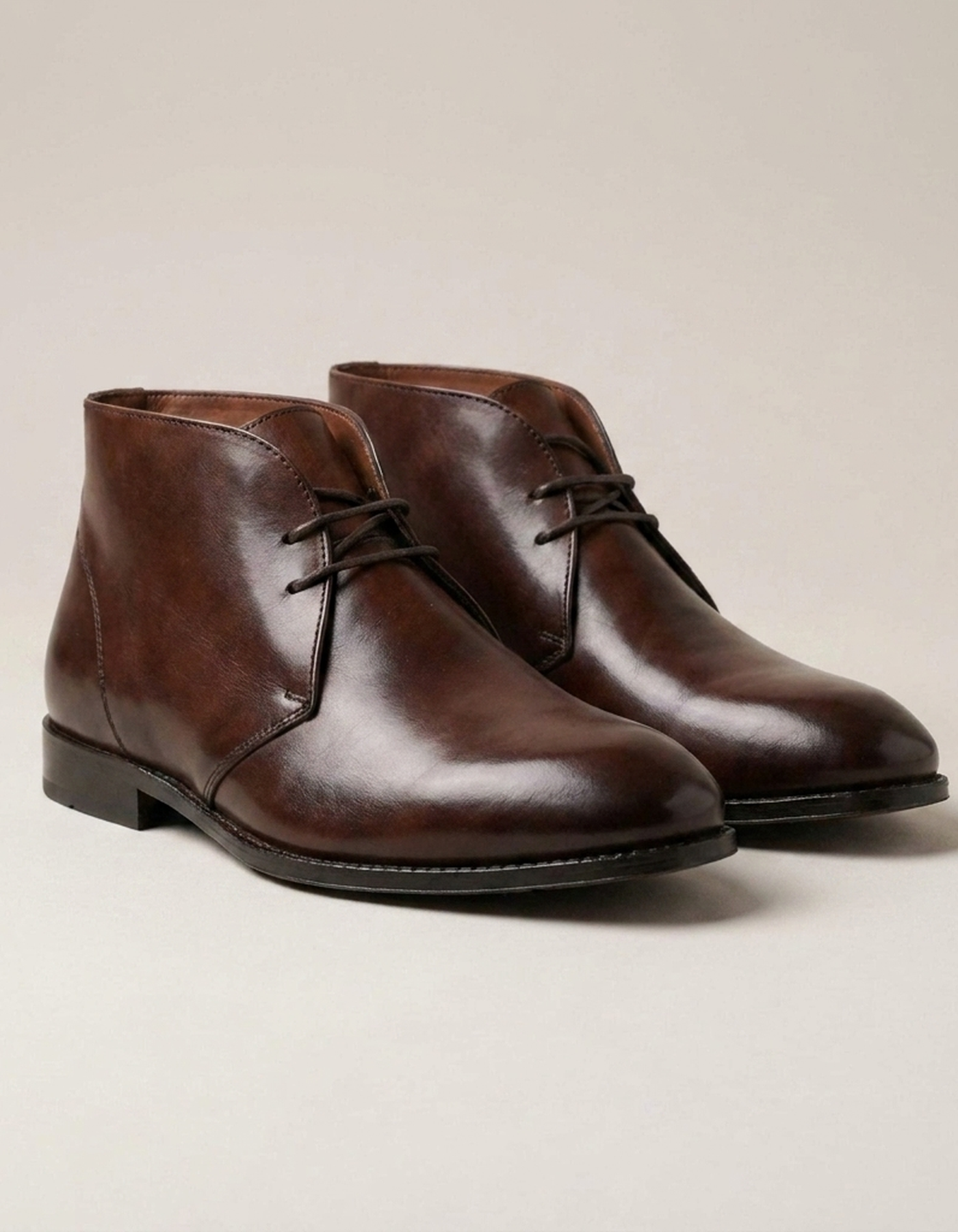 PLUXSTYLE::numise::mens-everyday-chukka-boots::closeup-detail
