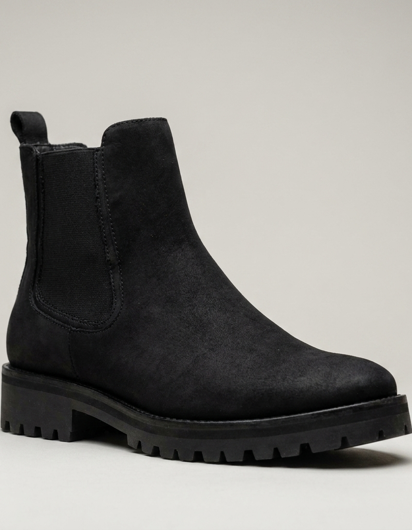 PLUXSTYLE::numise::beatrix-lug-sole-chelsea-boots::closeup-hero