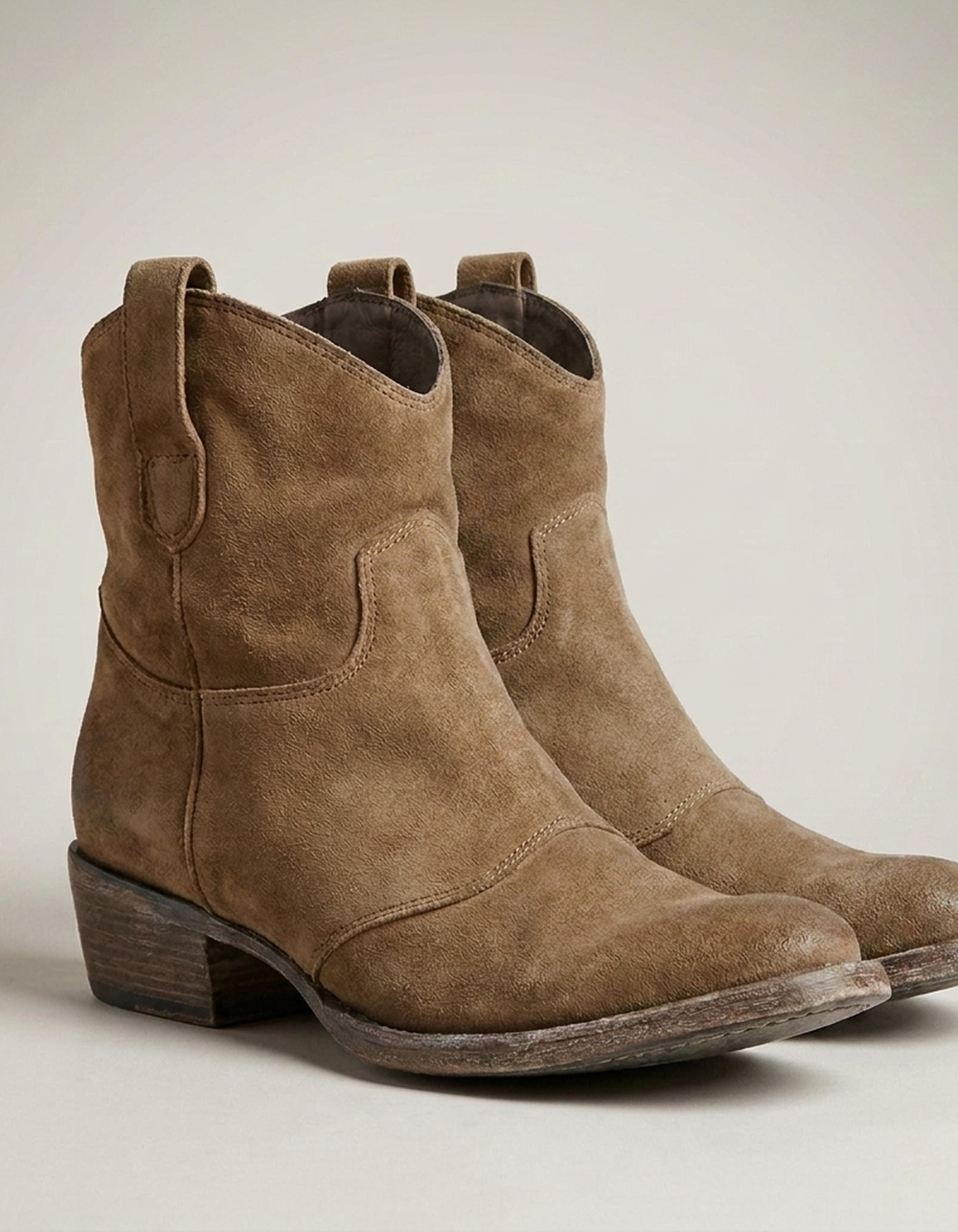 PLUXSTYLE::numise::alessia-western-ankle-boots::closeup-detail