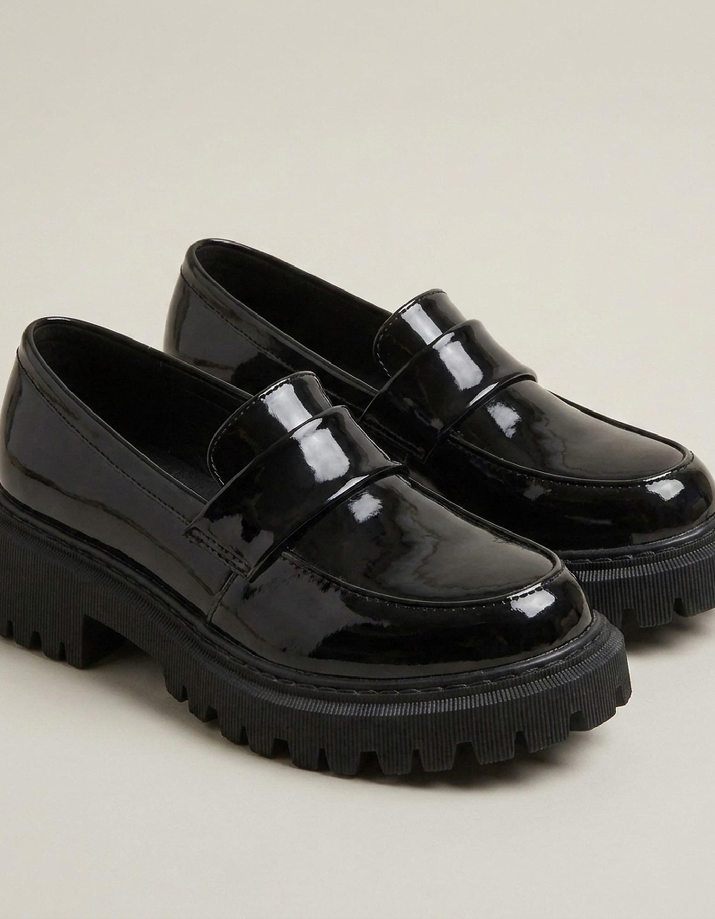 PLUXSTYLE::numise::womens-cushioned-platform-loafers::closeup-detail