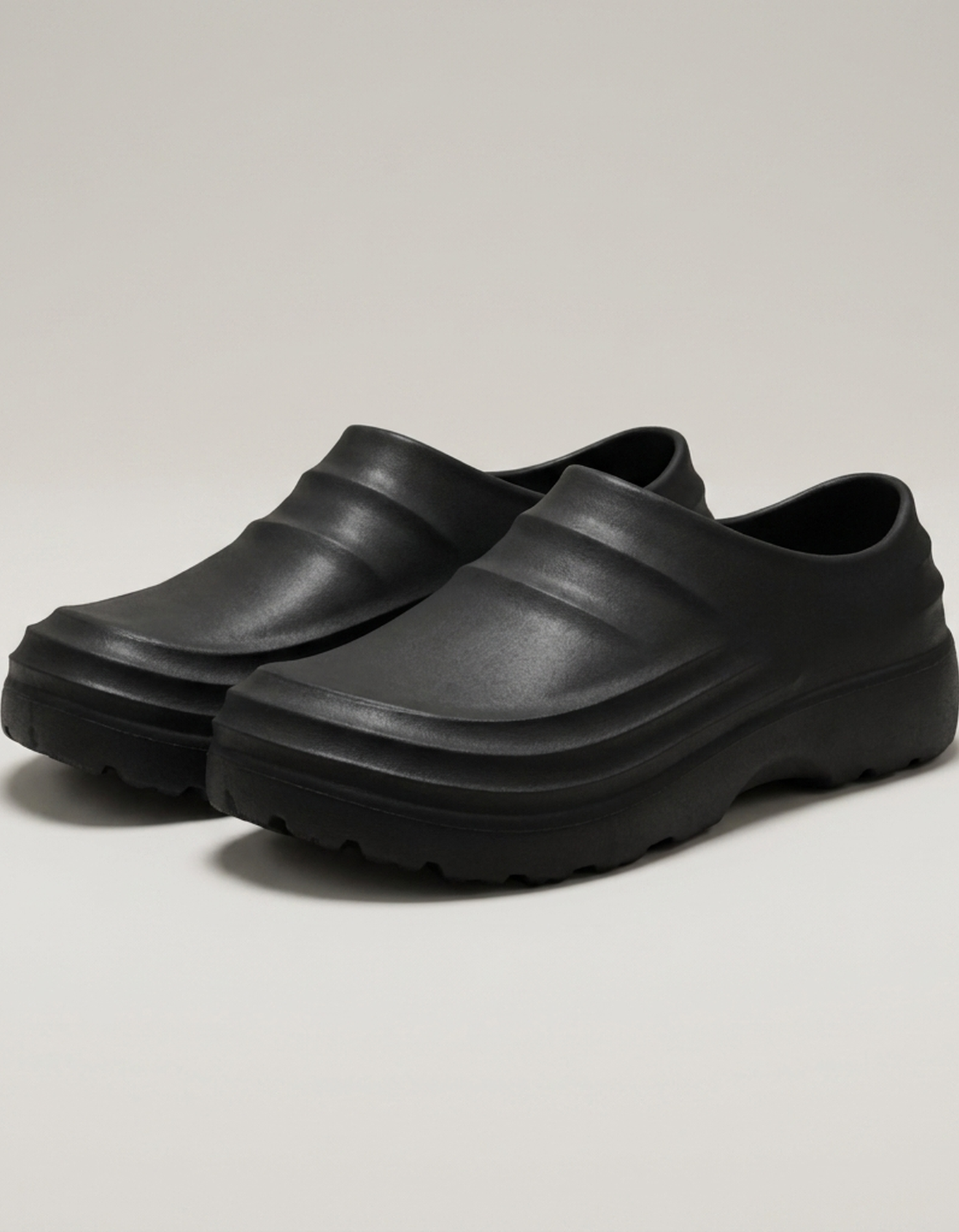 PLUXSTYLE::numise::slip-resistant-comfort-clogs::pack-hero